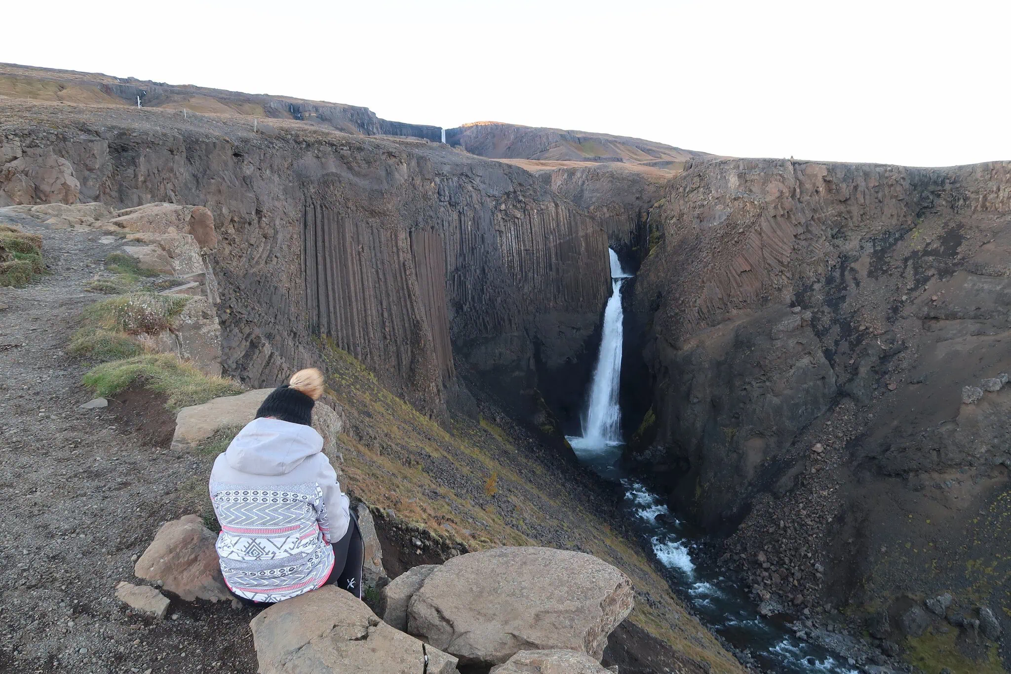 Východní fjordy Islandu: 12 tipů, co vidět a dělat 10 výhled na vodopád Hengifoss v čedičovém kaňonu na Islandu