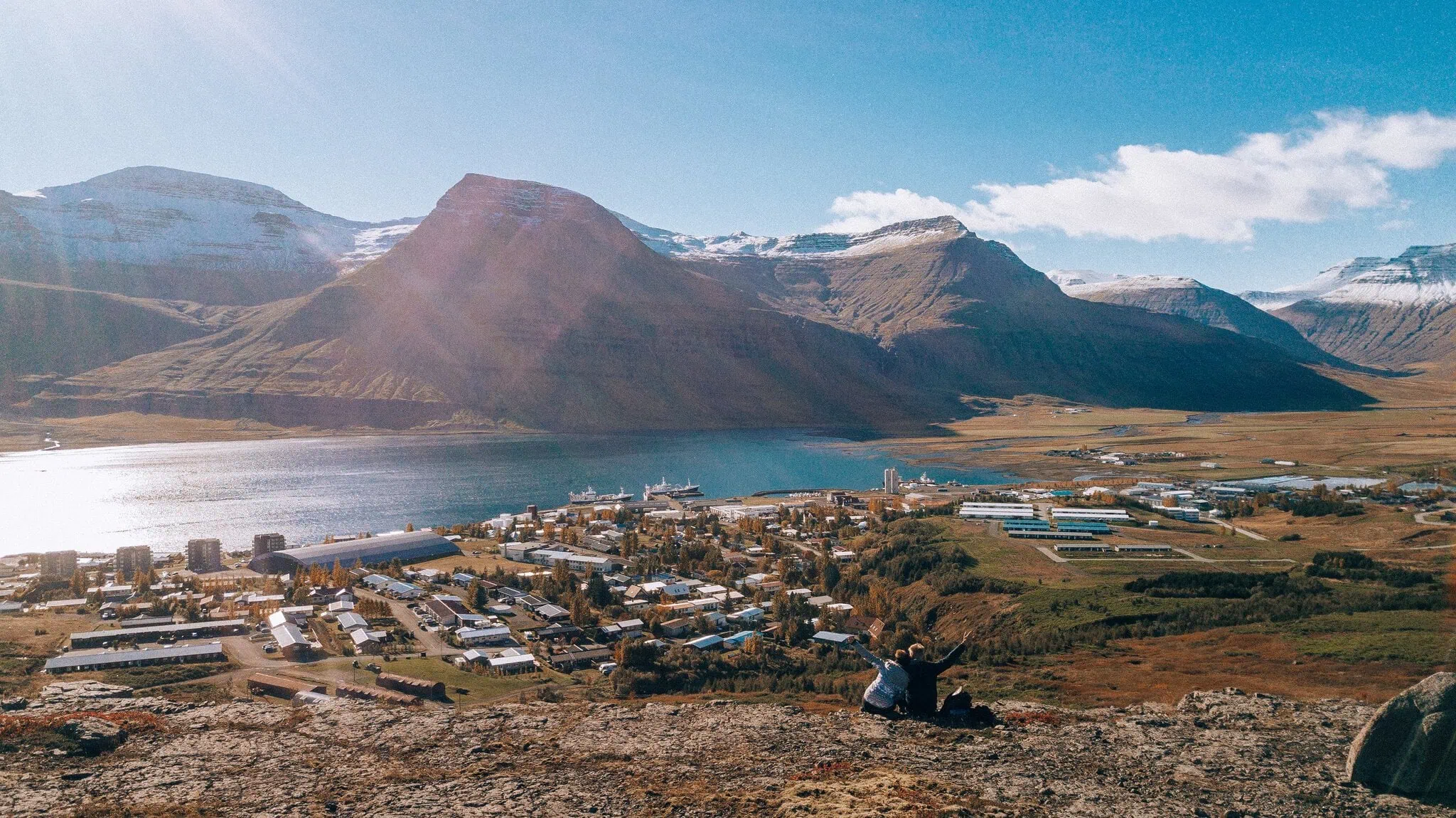 Východní fjordy Islandu: 12 tipů, co vidět a dělat 4 pohled na Reyðarfjörður z kopce s fjordem a horami