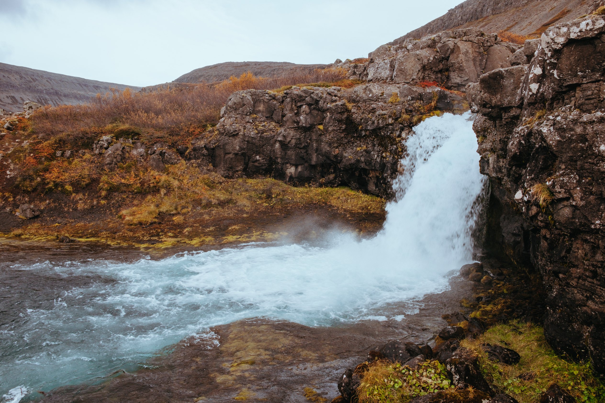 vodopád Dynjandi na Islandu v podzimní krajině Westfjordů