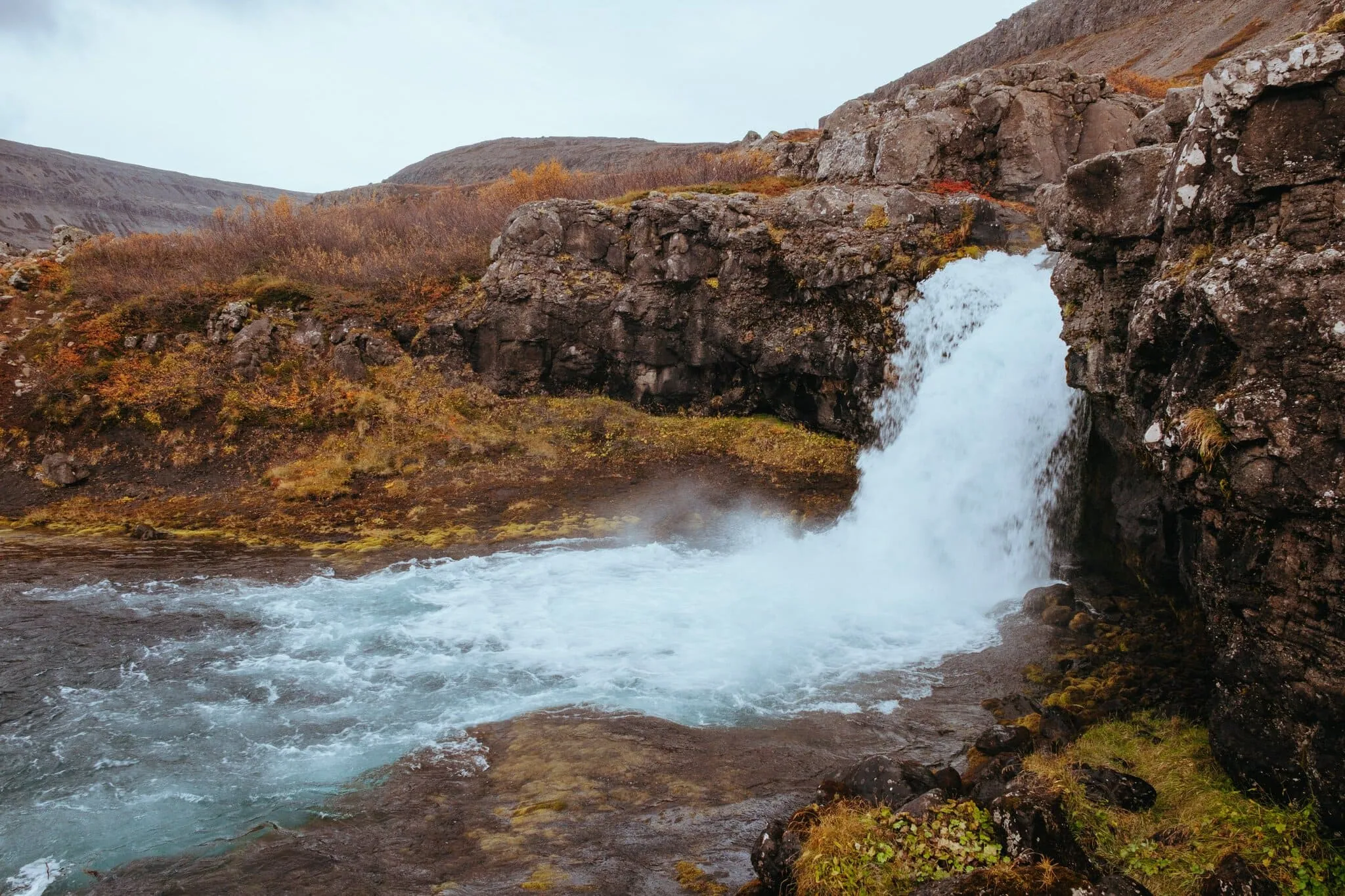 Fiordes Ocidentais (Westfjords), Islândia: 12 dicas do que ver e fazer 7 cachoeira Dynjandi na Islândia na paisagem outonal dos Westfjords