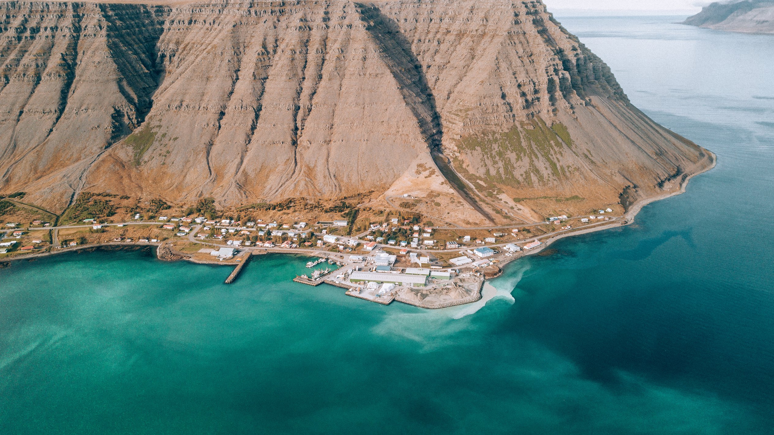 Letecký pohled na Bíldudalur u tyrkysového fjordu na Islandu
