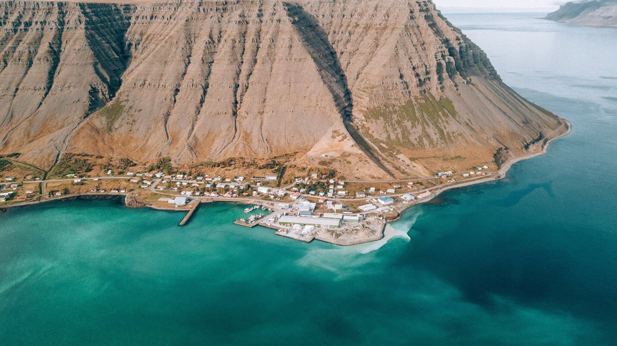 Fiordes Ocidentais (Westfjords), Islândia: 12 dicas do que ver e fazer 13 Vista aérea de Bíldudalur junto a um fiorde turquesa na Islândia