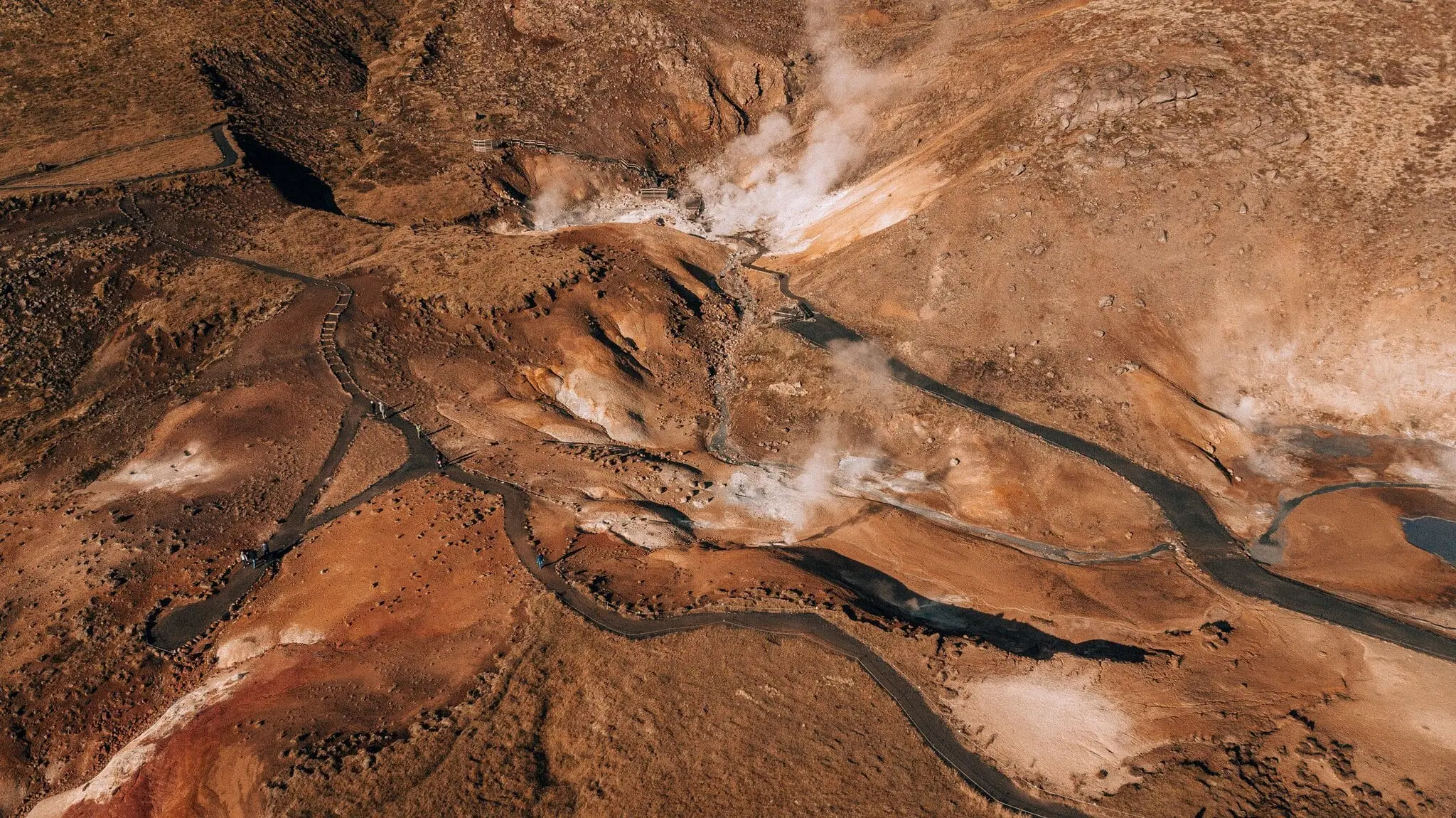 Fiordes Ocidentais (Westfjords), Islândia: 12 dicas do que ver e fazer 6 Krýsuvík visto de drone – campo geotérmico com vapor e terra avermelhada