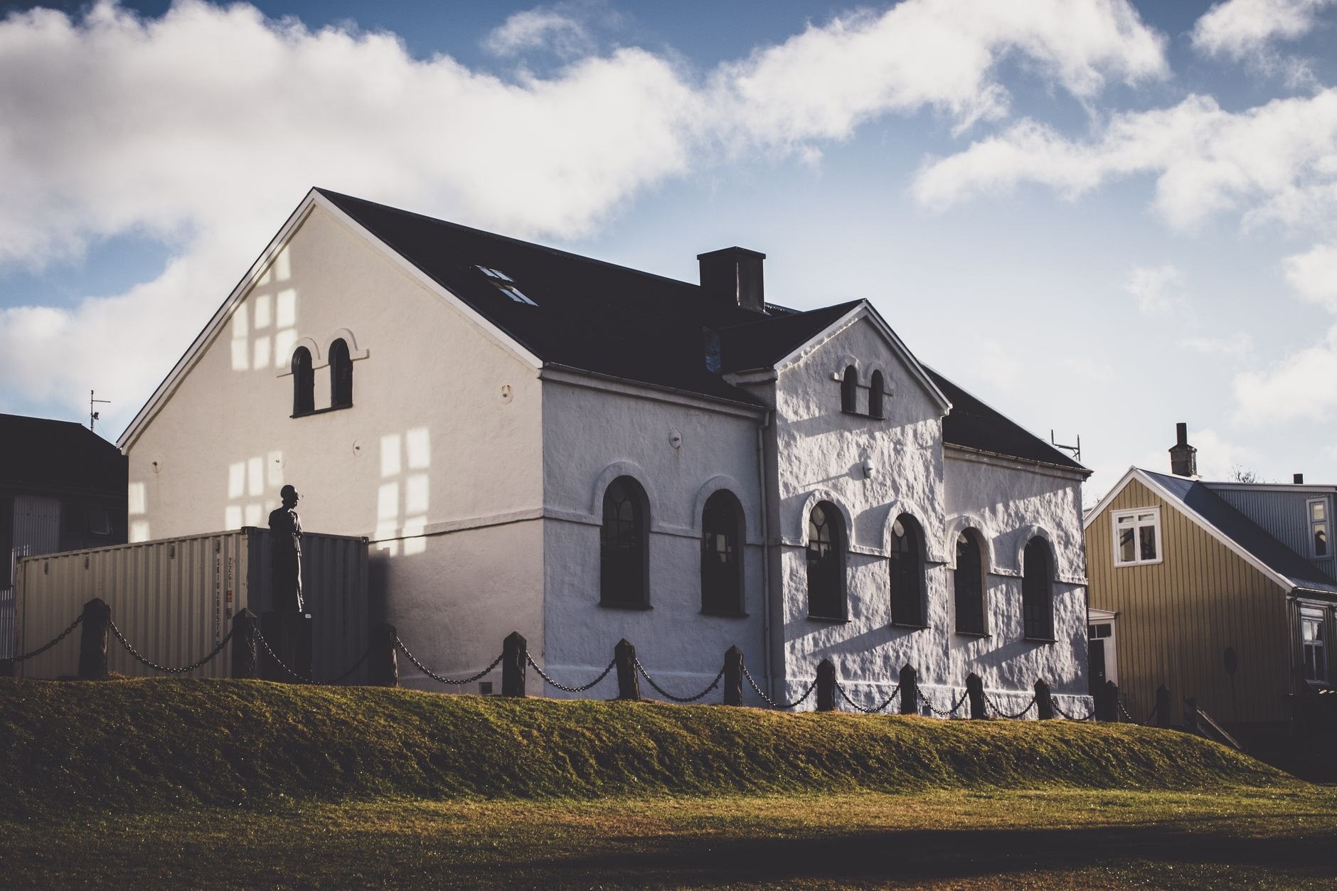 Vesnička Þingeyri a legendární kavárna Simbahöllin