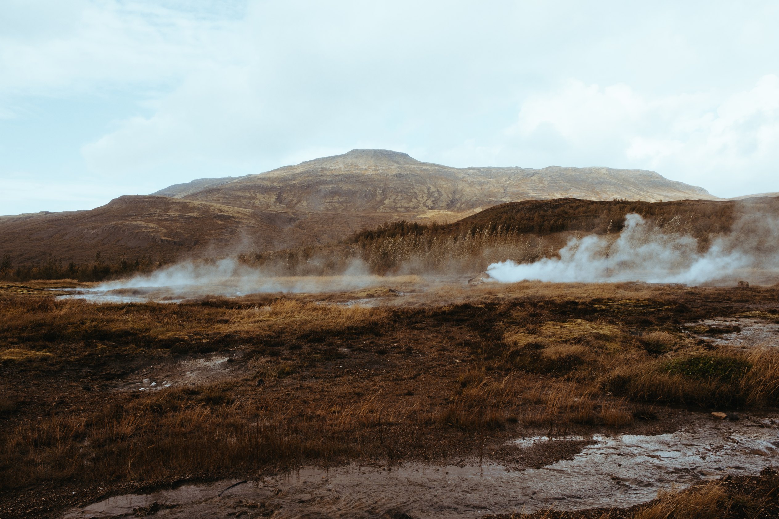 pára stoupá z gejzírů v oblasti Geysir na Islandu