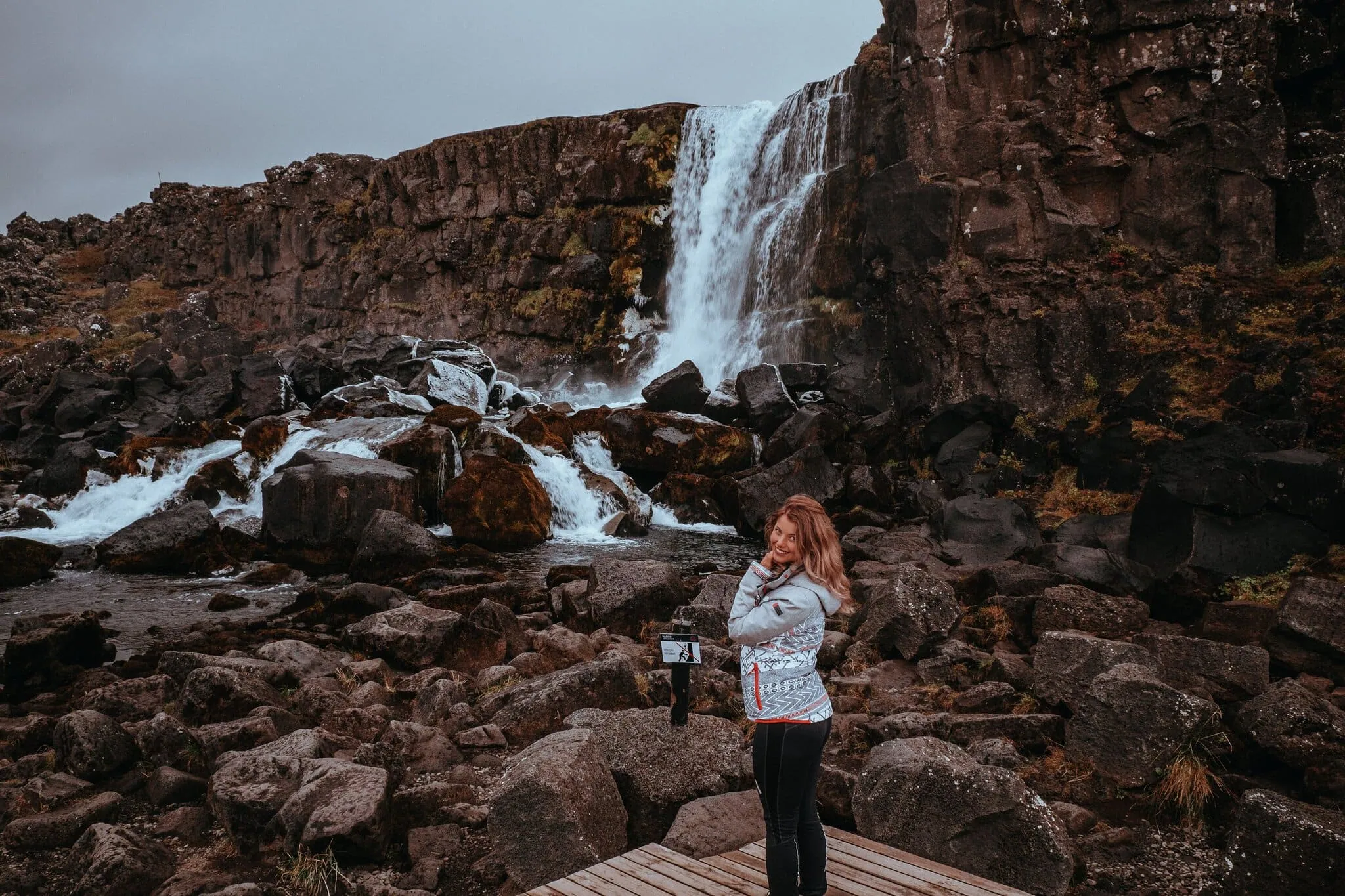 Golden Circle IJsland: complete gids voor 2026 4 toeriste voor de Öxarárfoss-waterval op IJsland