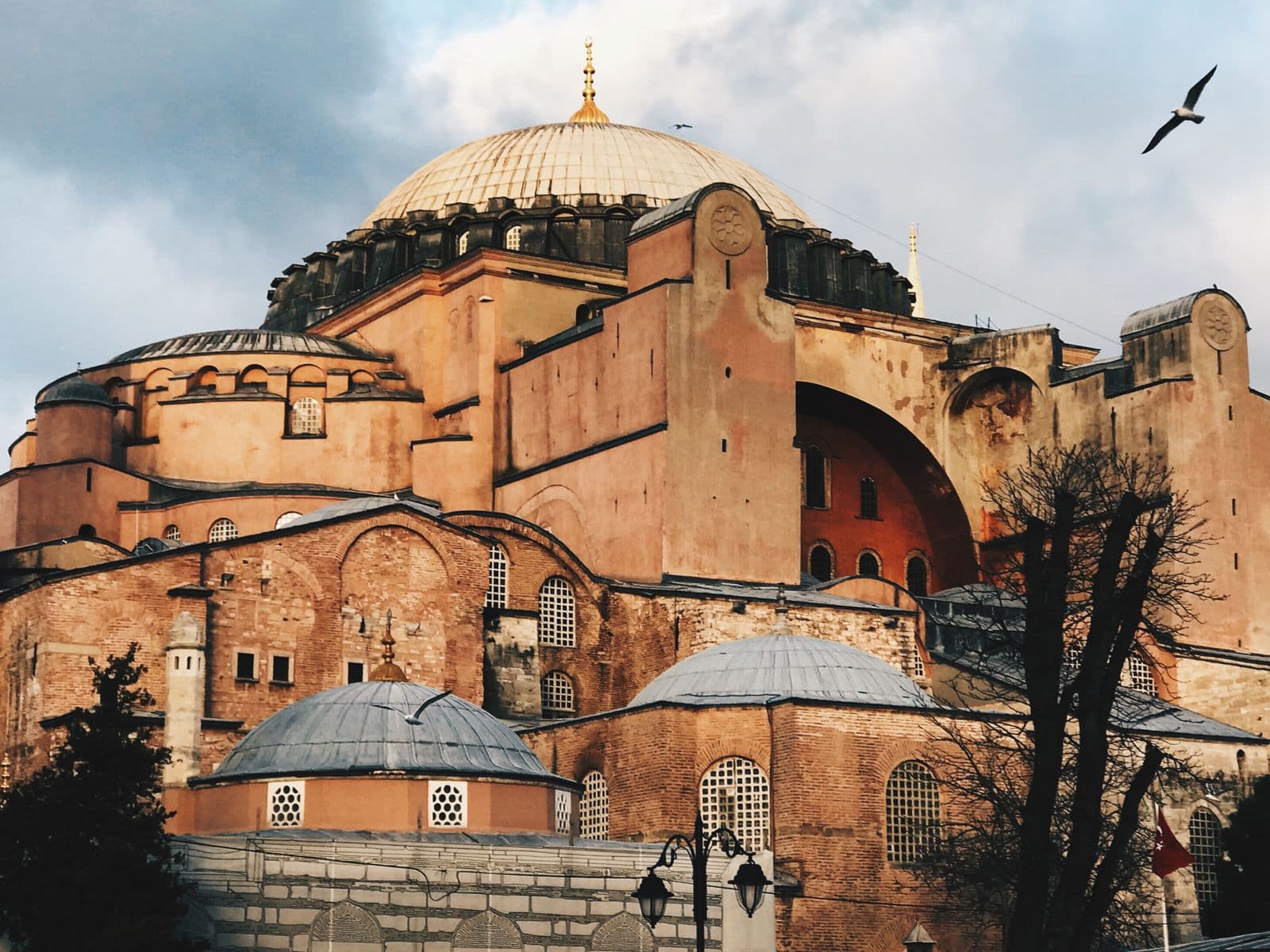 Istanbul Turcia: 15 lucruri de văzut în orașul de pe două continente în 2026 2 Hagia Sofia (Ayasofya): o icoană cu semn de întrebare