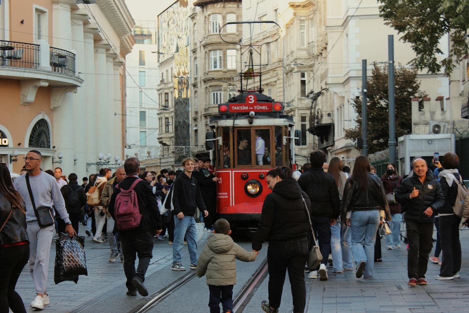Istanbul Turcia: 15 lucruri de văzut în orașul de pe două continente în 2026 14 İstiklal Caddesi și Piața Taksim