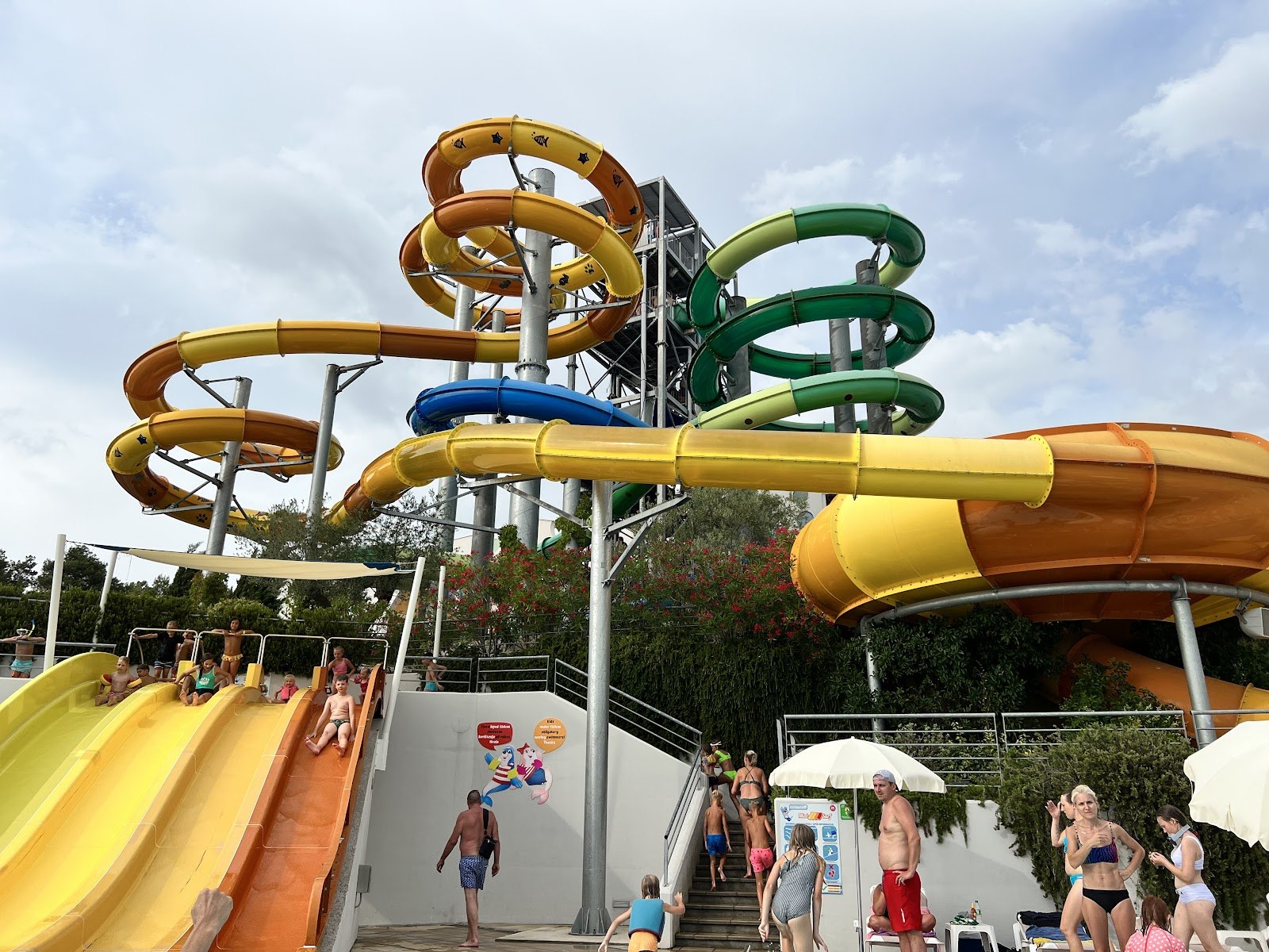 Beste aquaparken in Kroatië: 7 tips voor 2026 2 Kleurrijke spiraalvormige glijbanen in aquapark Istralandia