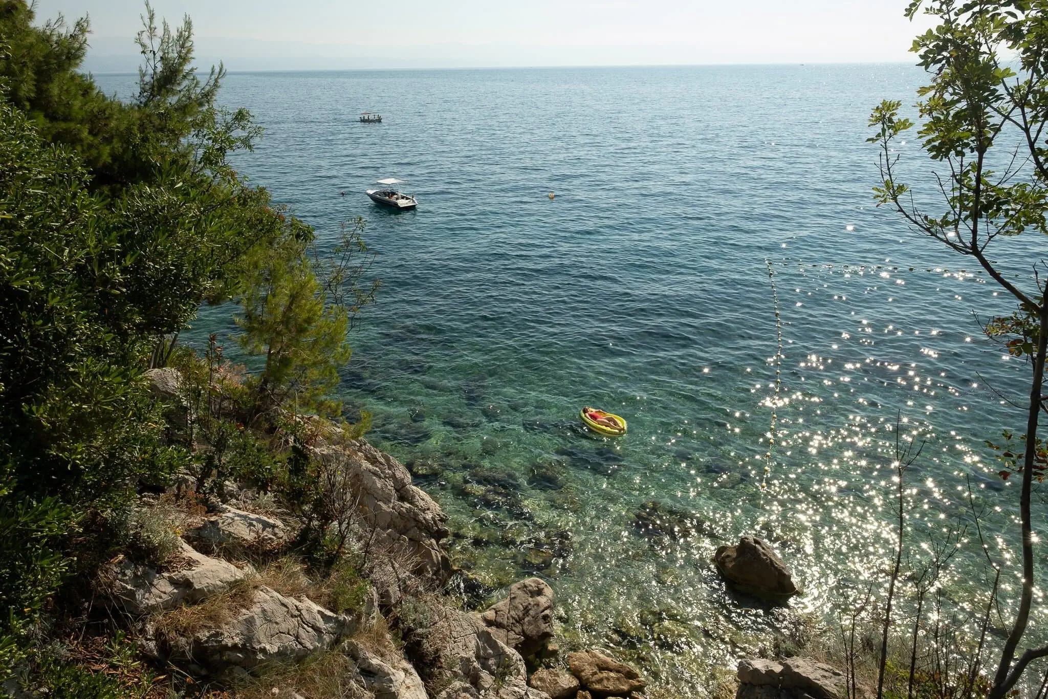 Istrien, Kroatien: 15 Tipps, was man 2026 sehen und erleben kann 20 Felsige istrische Bucht mit kristallklarem Meer