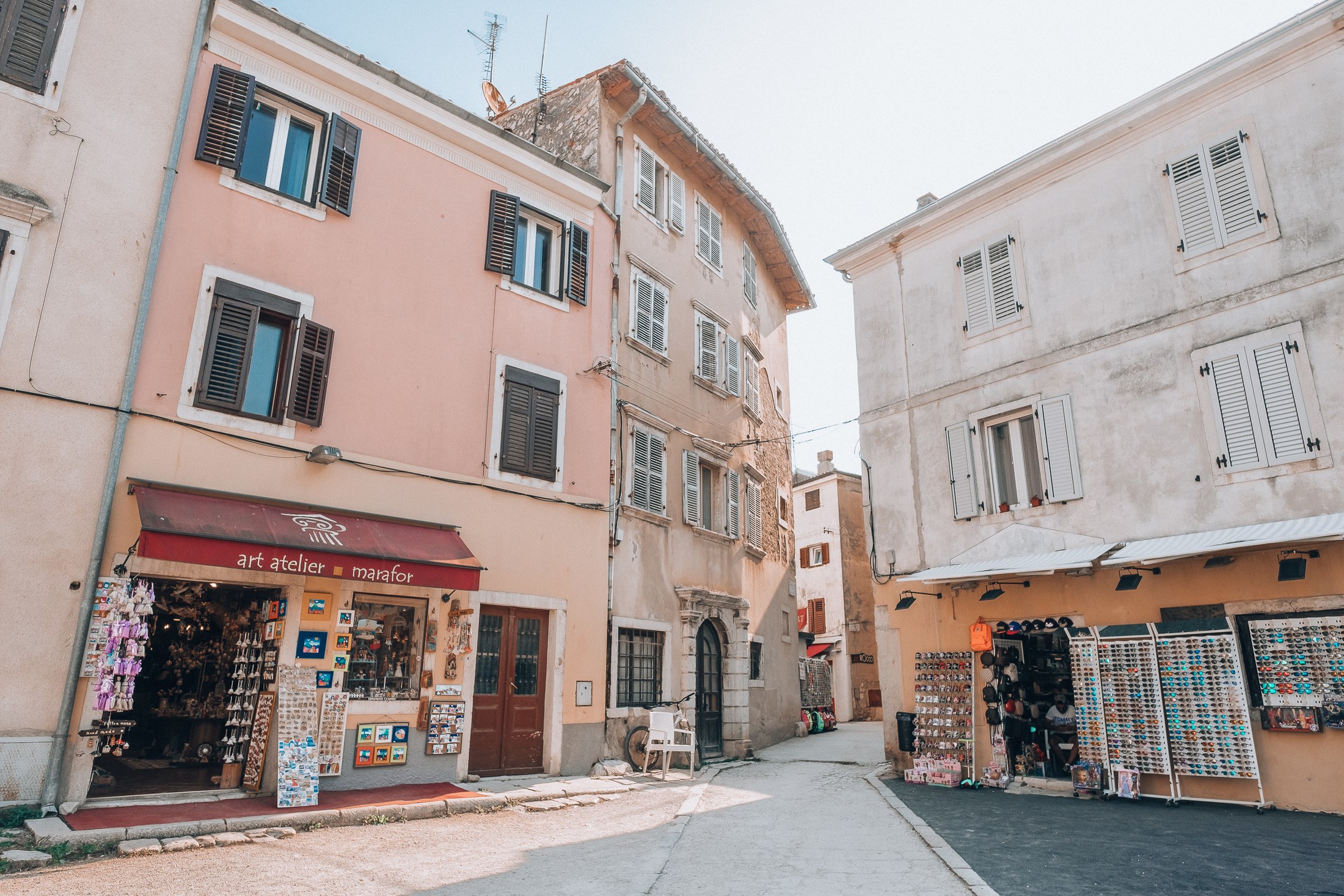 Pittoresk steegje in de oude binnenstad van Rovinj