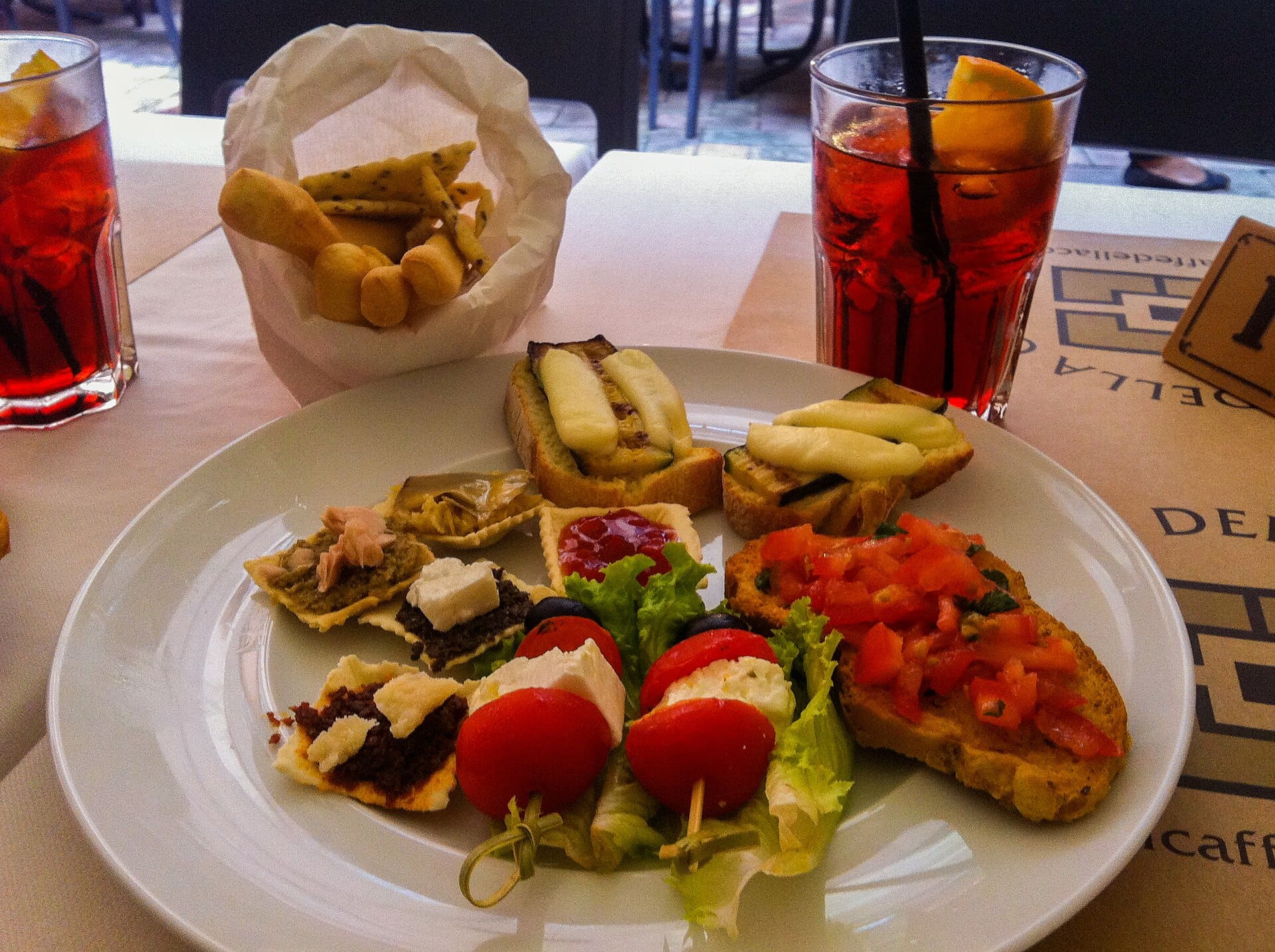 Bucătăria italiană: ce să guști regiune cu regiune (nu doar pizza) în 2026 4 Aperitivo: ritualul de care te vei îndrăgosti