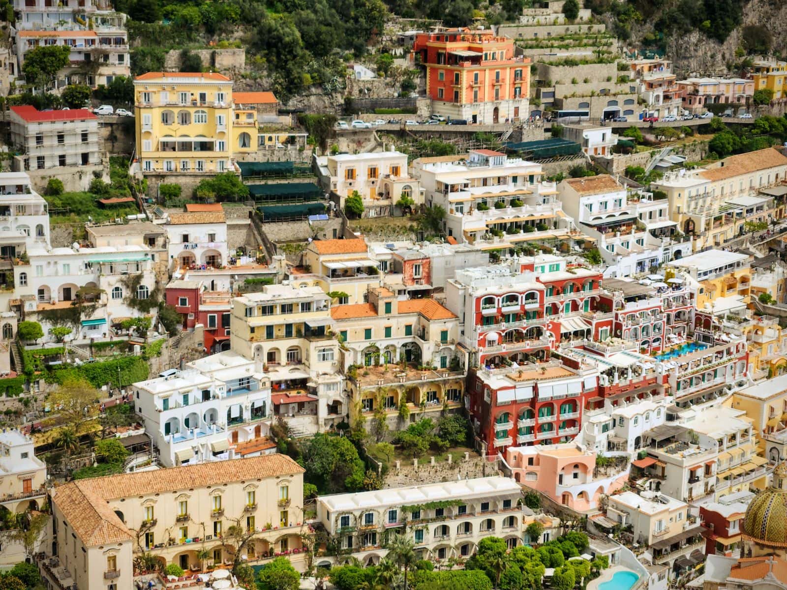 Când să mergi în Italia: vremea lună cu lună și cum să eviți aglomerația în 2026 9 Litoral și insule: Amalfi, Cinque Terre, Sardinia, Puglia