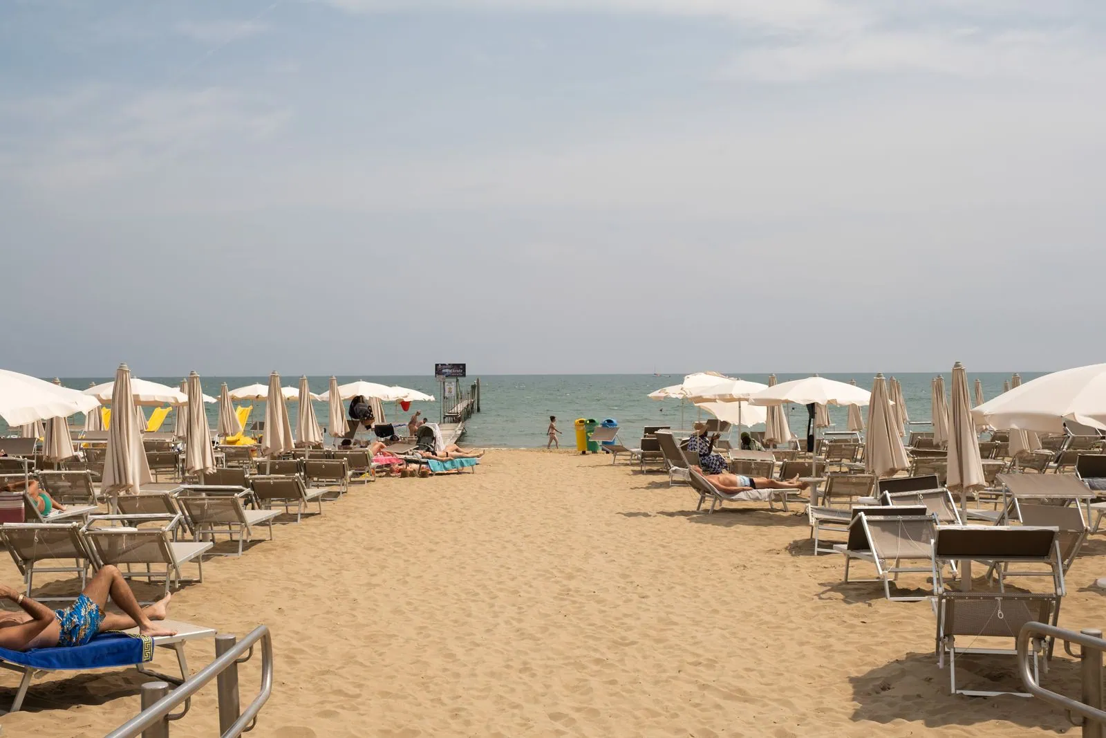 Olaszország Adria autóval: 6 tipp, hova menj a tengerhez 2026-ban 3 Lido di Jesolo — végtelen sétány és a Caribe Bay