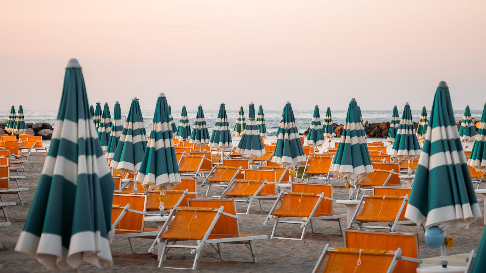 Itália de carro pelo Adriático: 6 dicas de praias para 2026 8 Rimini — litoral mais barato e passeios pela região