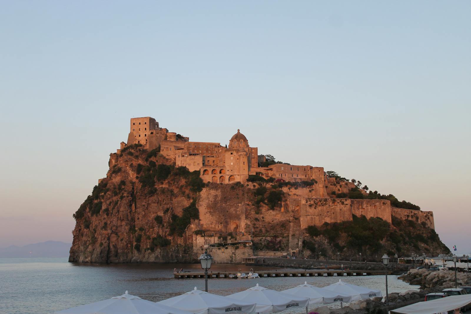 Ischia a Procida: ostrovy v Neapolském zálivu — 8 tipů, co vidět a dělat 5 Castello Aragonese: Pevnost na vlastním ostrůvku