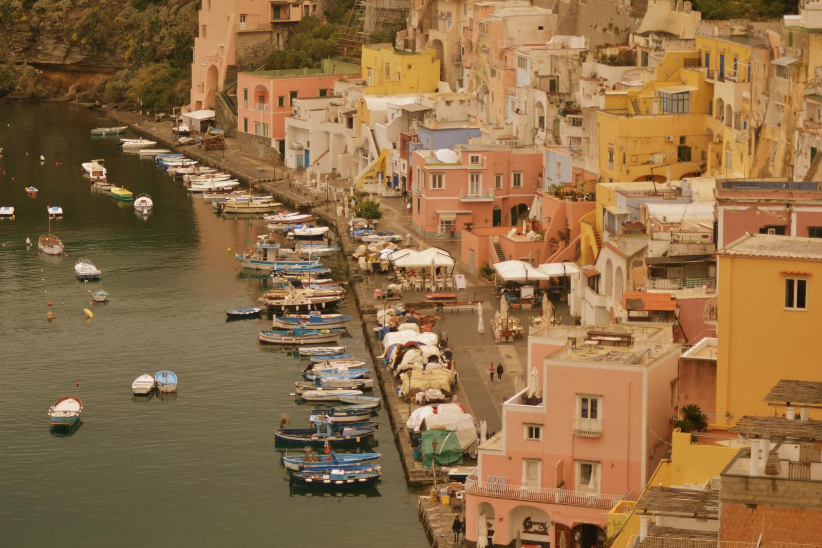 Ischia a Procida: ostrovy v Neapolském zálivu — 8 tipů, co vidět a dělat 9 Marina Corricella: Nejbarevnější přístav Itálie