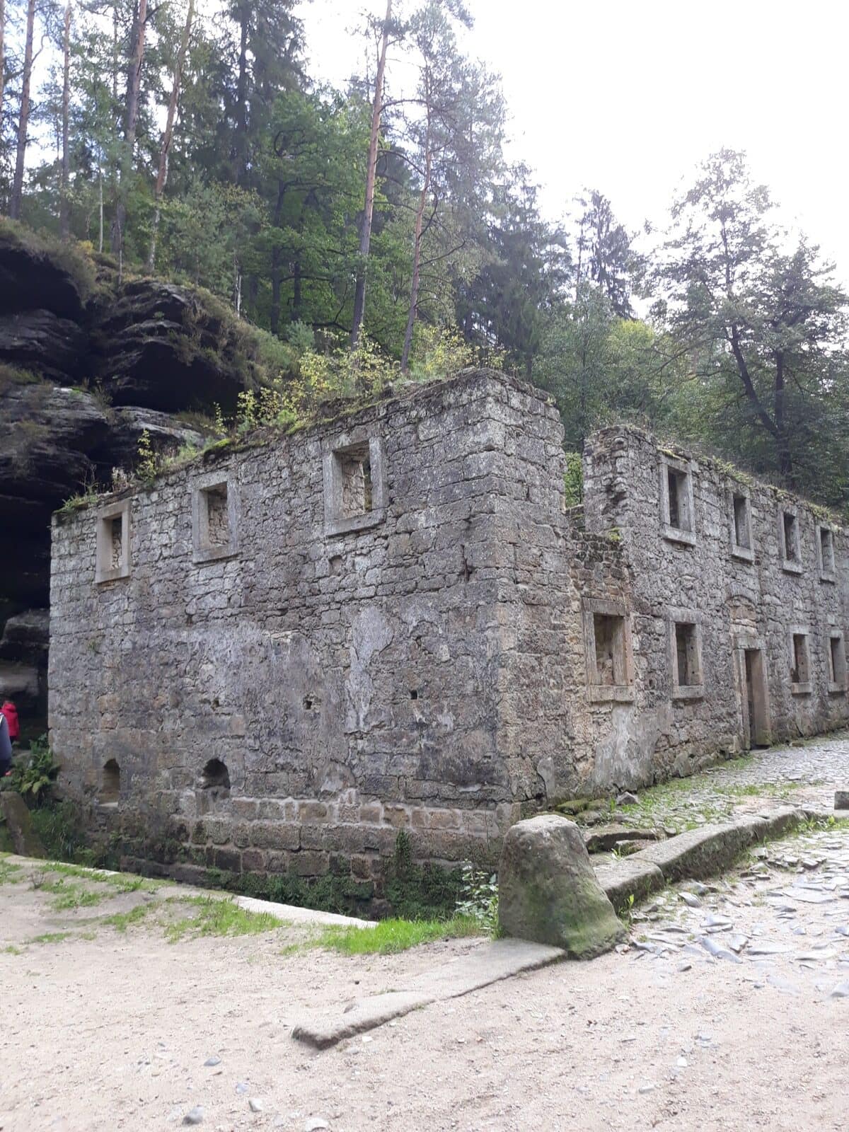 Jetřichovice-Aussichten: 4 Tipps für die ruhige Seite der Böhmischen Schweiz 2026 6 Romantische Ruine der Dolský-mlýn-Mühle am Fluss Kamenice