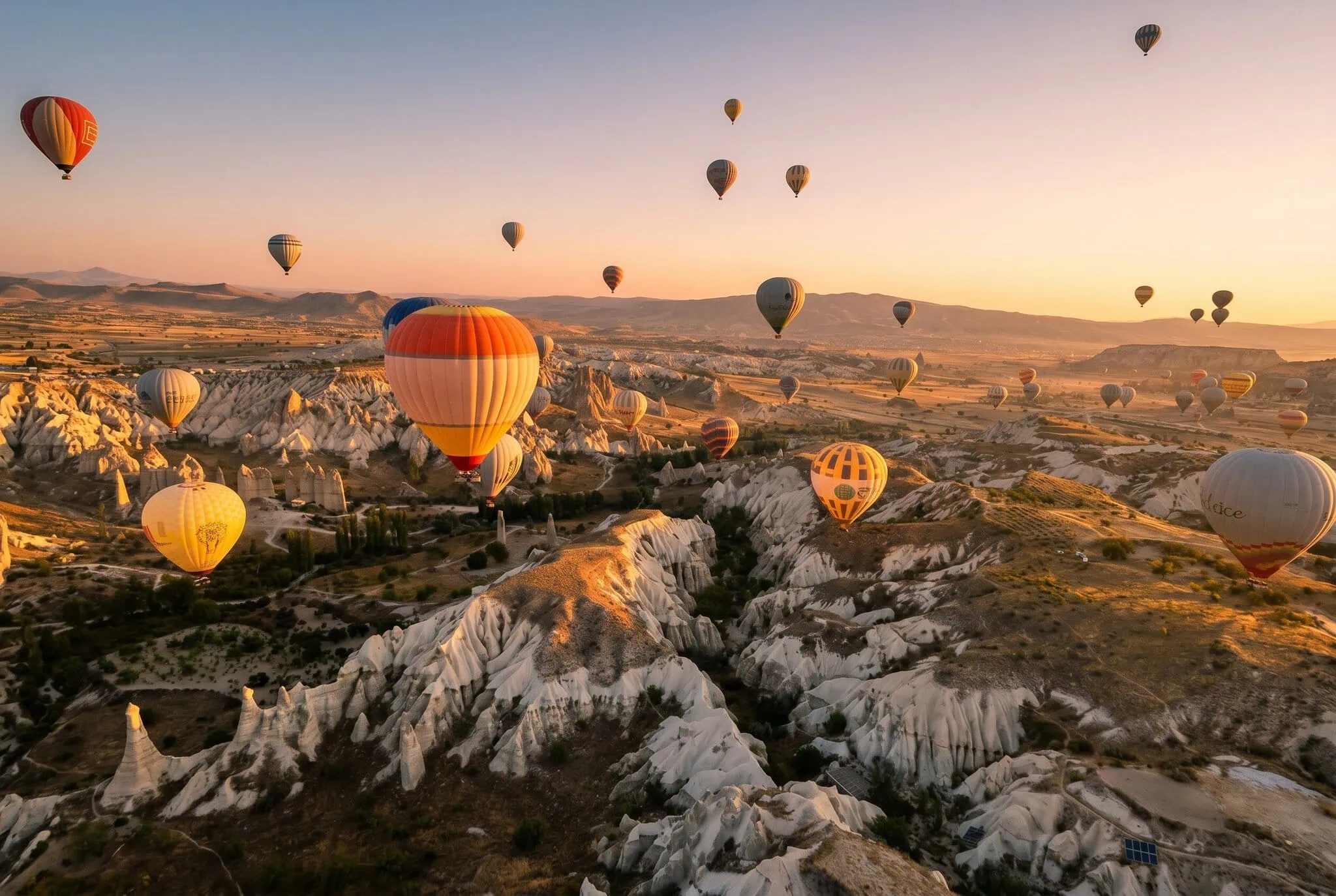 Kapadókia: 13 tipov, čo vidieť a robiť (balóny, Göreme a cave hotely) 2 Teplovzdušné balóny za úsvitu nad skalnými údoliami Kapadókie