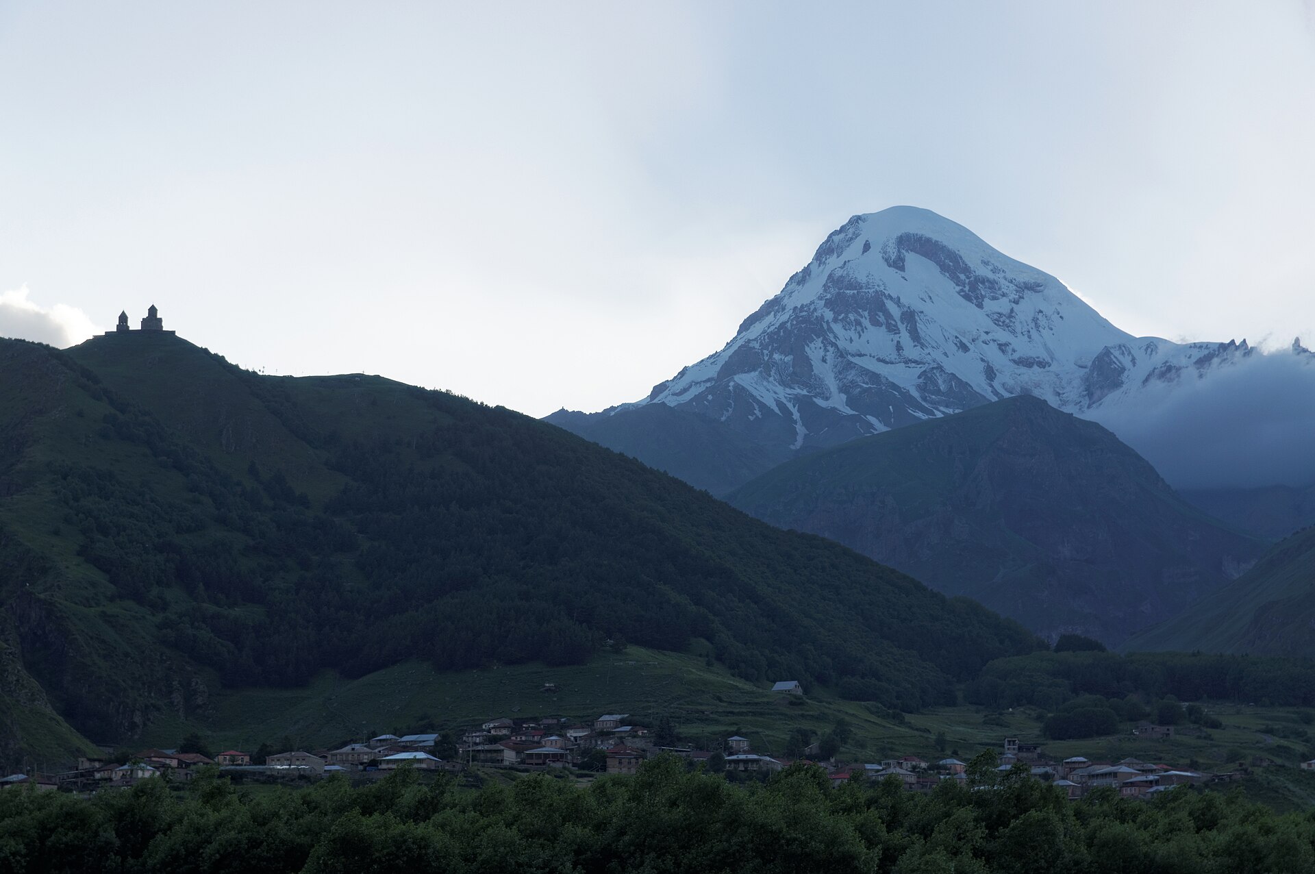 Kazbegi w Gruzji i cerkiew Gergeti: 18 pomysłów, co zobaczyć pod górą Kazbek w 2026 5 18 najpiękniejszych miejsc i przeżyć w Kazbegi i okolicy