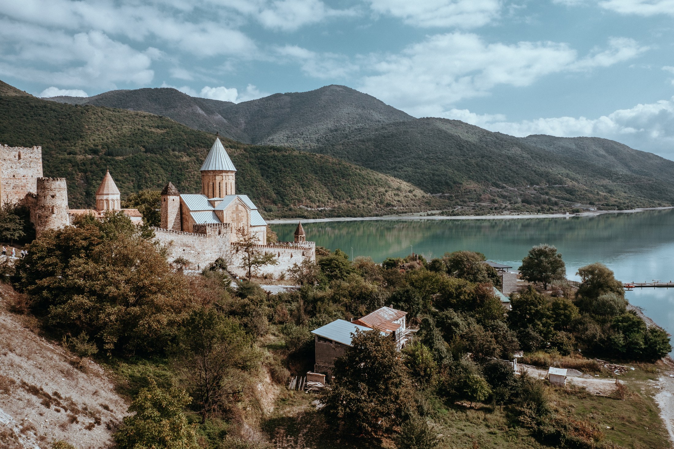 Kazbegi w Gruzji i cerkiew Gergeti: 18 pomysłów, co zobaczyć pod górą Kazbek w 2026 20 Twierdza i klasztor Ananuri nad zbiornikiem Żinvali