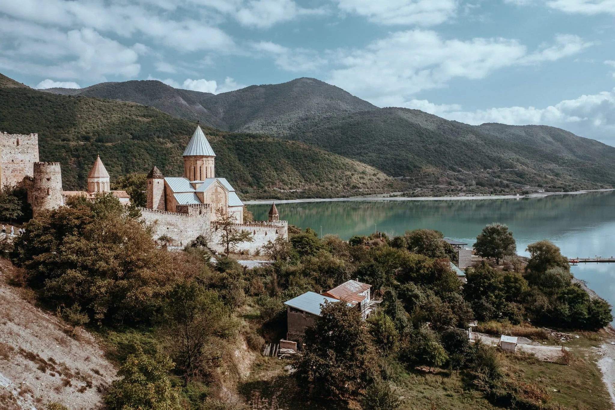 Kazbegi és a Gergeti templom: 18 tipp, mit nézz meg a Kazbek hegy alatt 2026-ban 20 Az Ananuri-erőd és kolostor a Zsinvali-víztároló fölött