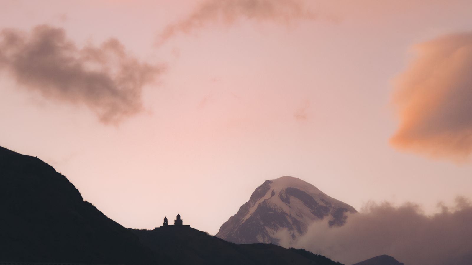 Kazbegi w Gruzji i cerkiew Gergeti: 18 pomysłów, co zobaczyć pod górą Kazbek w 2026 28 Często zadawane pytania