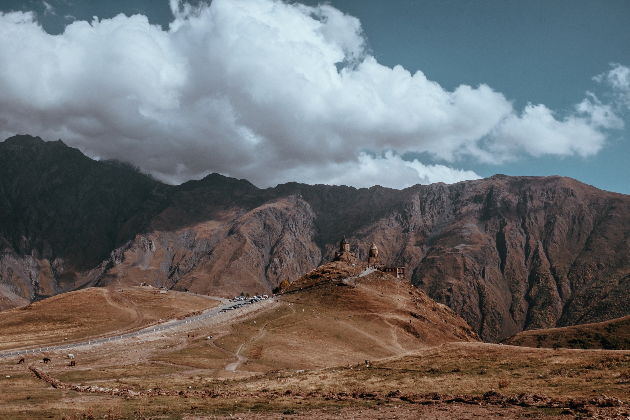 Kazbegi w Gruzji i cerkiew Gergeti: 18 pomysłów, co zobaczyć pod górą Kazbek w 2026 6 Droga do cerkwi Gergeti w górach Kazbegi