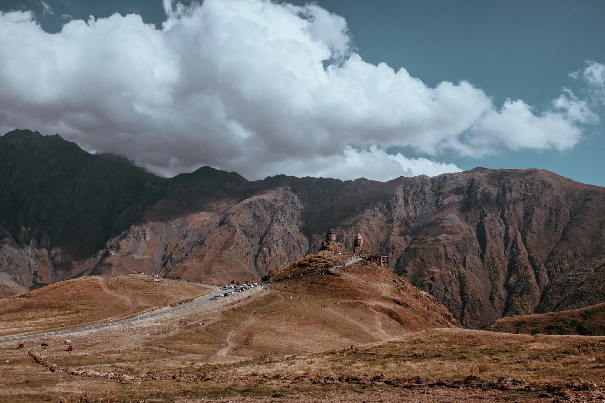 Kazbegi és a Gergeti templom: 18 tipp, mit nézz meg a Kazbek hegy alatt 2026-ban 6 Út a Gergeti templomhoz a kazbegi hegyekben