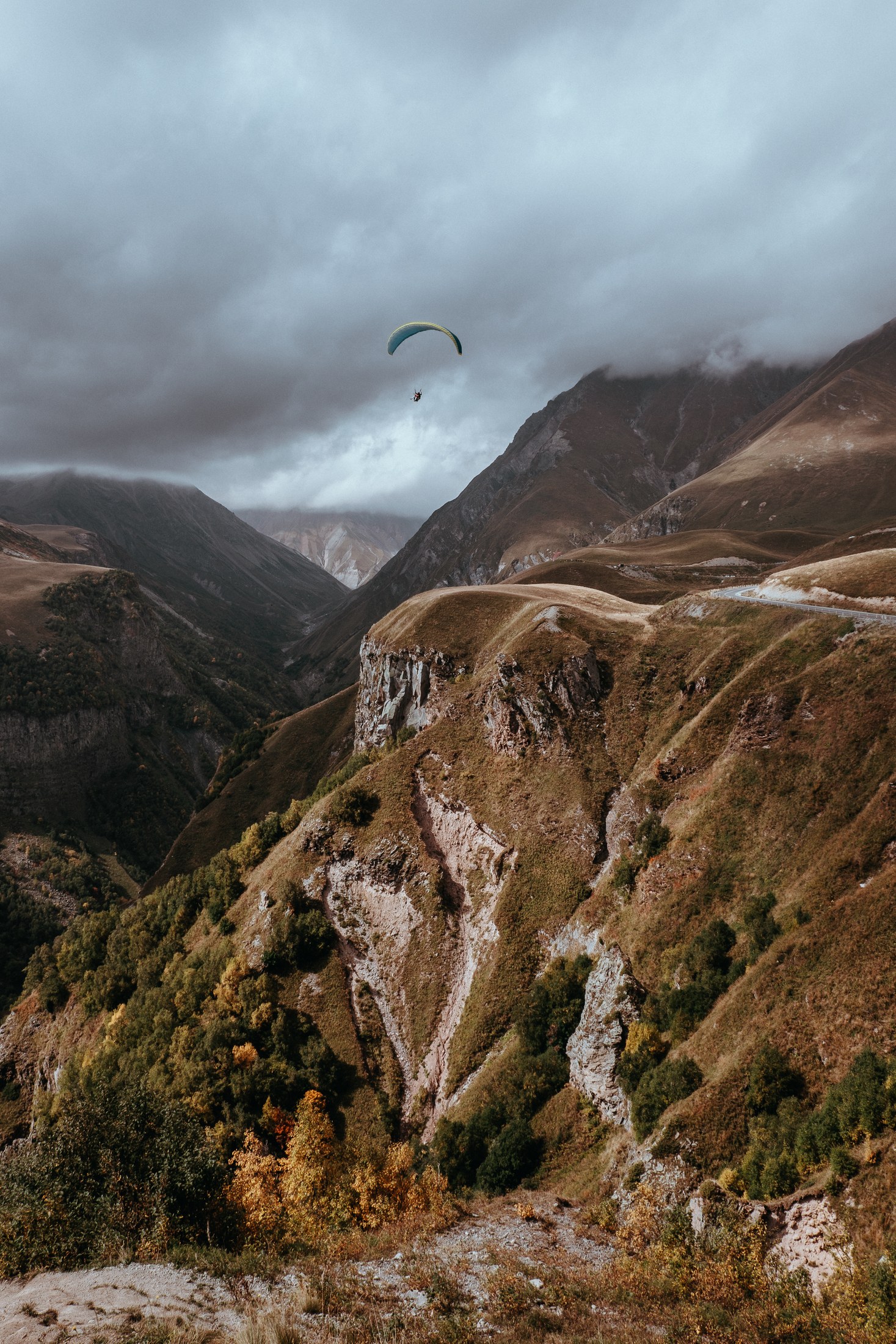 Kazbegi w Gruzji i cerkiew Gergeti: 18 pomysłów, co zobaczyć pod górą Kazbek w 2026 21 Paralotniarstwo nad górską doliną przy Gudauri