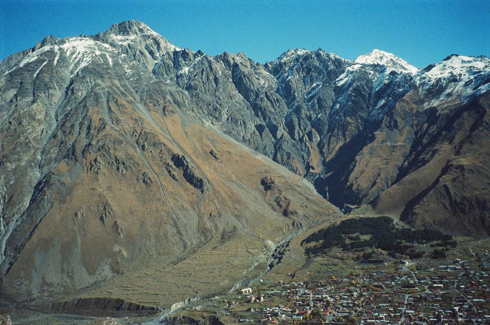 Kazbegi w Gruzji i cerkiew Gergeti: 18 pomysłów, co zobaczyć pod górą Kazbek w 2026 2 Kiedy jechać do Kazbegi