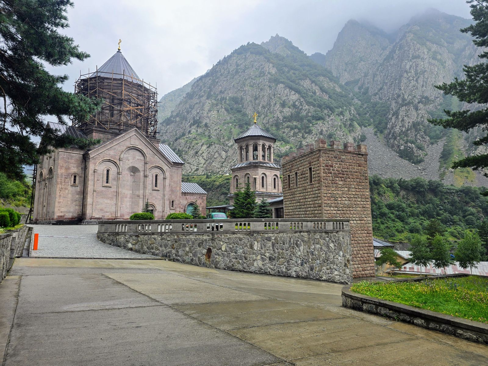 Kazbegi w Gruzji i cerkiew Gergeti: 18 pomysłów, co zobaczyć pod górą Kazbek w 2026 15 Kompleks klasztorny Dariali — budowla na końcu świata