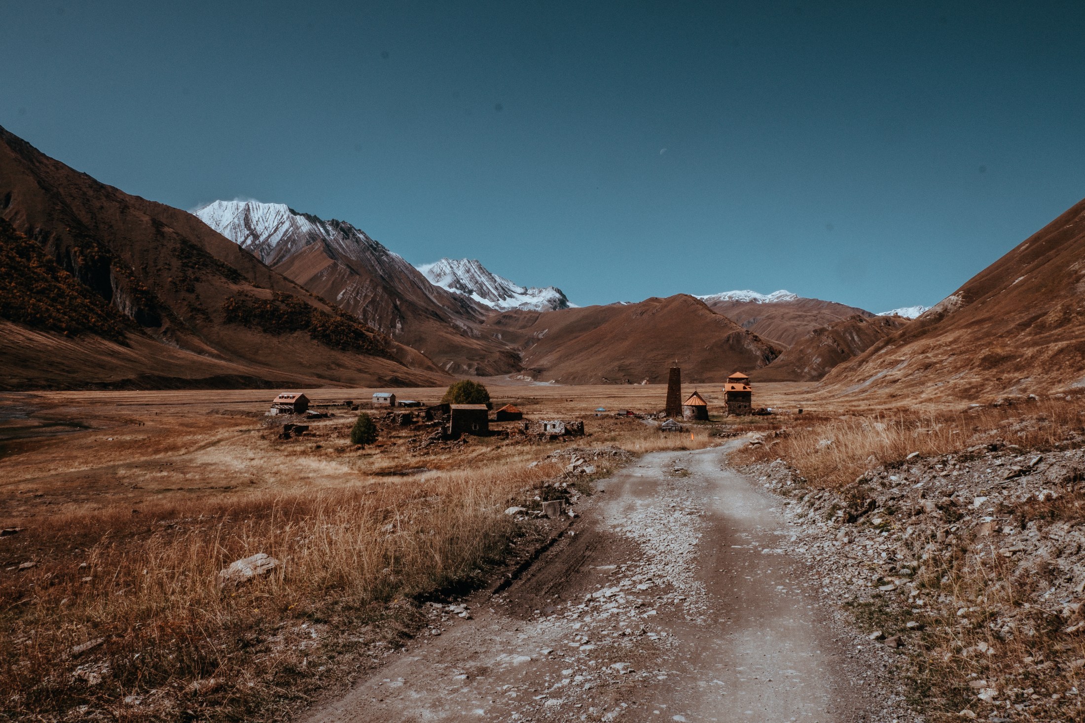 Kazbegi w Gruzji i cerkiew Gergeti: 18 pomysłów, co zobaczyć pod górą Kazbek w 2026 8 Górski szlak doliną przy Kazbegi