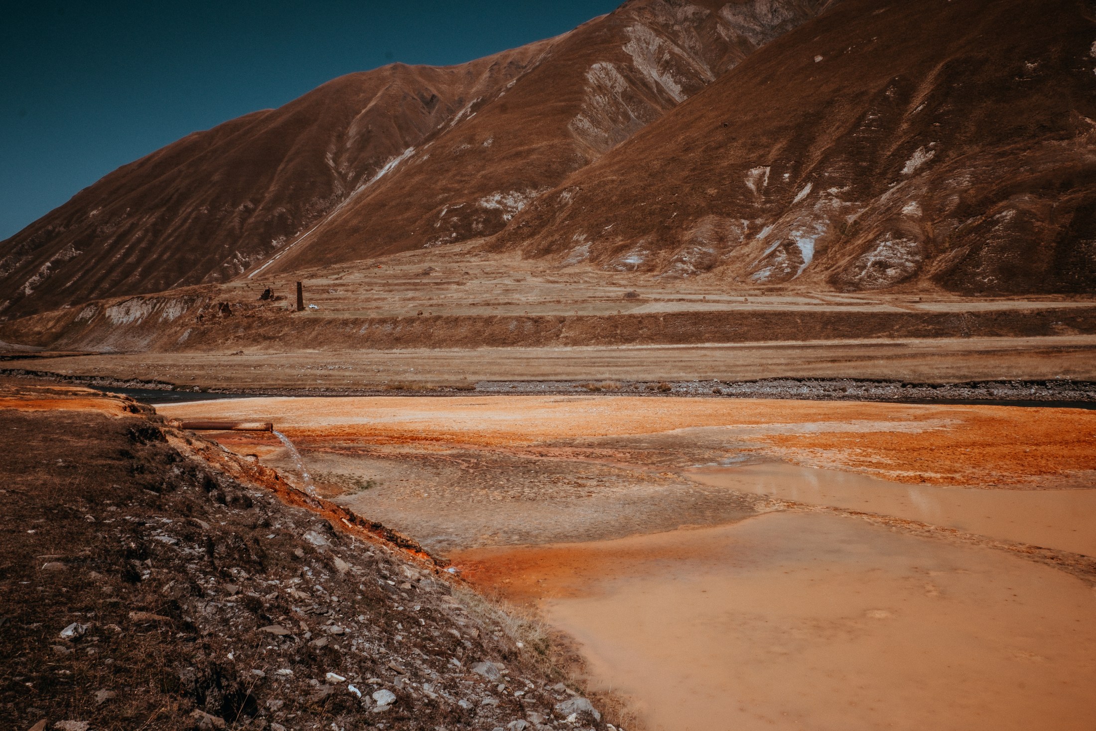 Kazbegi w Gruzji i cerkiew Gergeti: 18 pomysłów, co zobaczyć pod górą Kazbek w 2026 12 Trawertyny i źródła mineralne w dolinie Truso