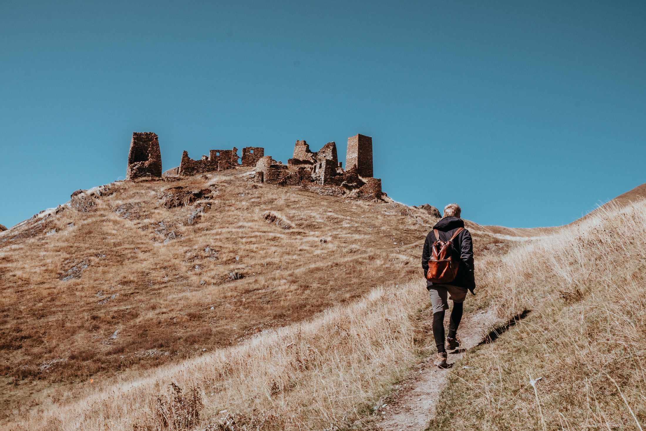 Kazbegi w Gruzji i cerkiew Gergeti: 18 pomysłów, co zobaczyć pod górą Kazbek w 2026 13 Średniowieczna twierdza Zakagori w dolinie Truso