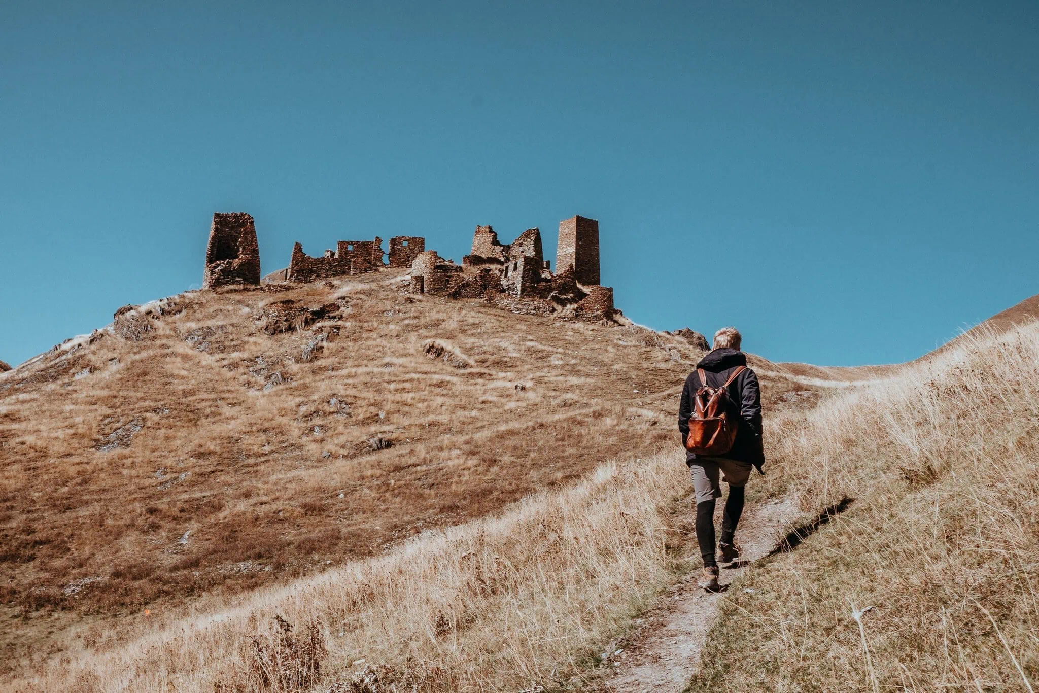 Kazbegi és a Gergeti templom: 18 tipp, mit nézz meg a Kazbek hegy alatt 2026-ban 13 A középkori Zakagori-erőd a Truso-völgyben