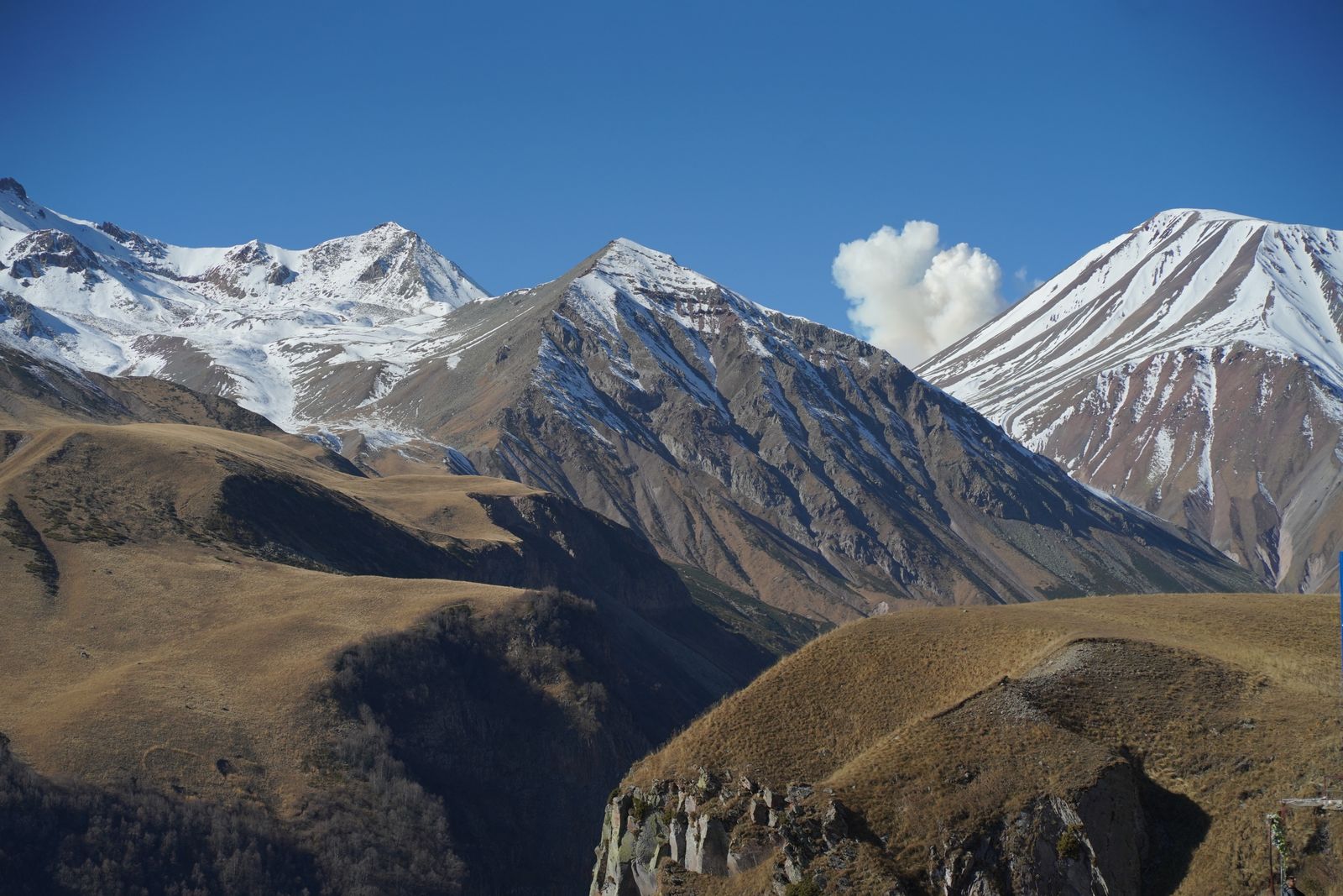 Kazbegi w Gruzji i cerkiew Gergeti: 18 pomysłów, co zobaczyć pod górą Kazbek w 2026 19 Wioska Sno i kamienne głowy — górska galeria