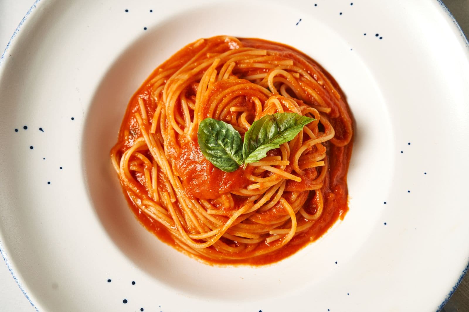 Bucătăria italiană: ce să guști regiune cu regiune (nu doar pizza) în 2026 1 Spaghete cu roșii și busuioc – paste italiene clasice