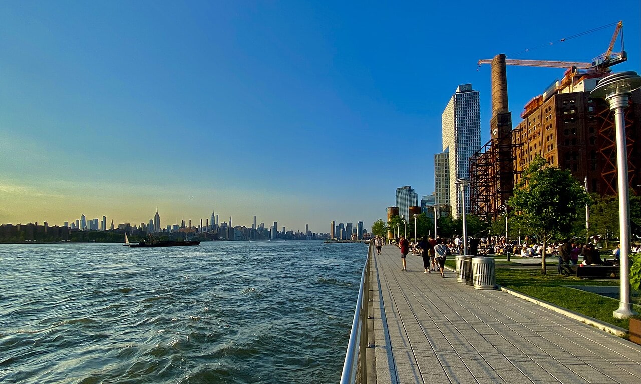 New Yorkin kaupunginosat: 15 vinkkiä Brooklyniin, Queensiin ja Harlemiin 2026 2 Williamsburgin ranta Brooklynissa Manhattanin siluetin kera