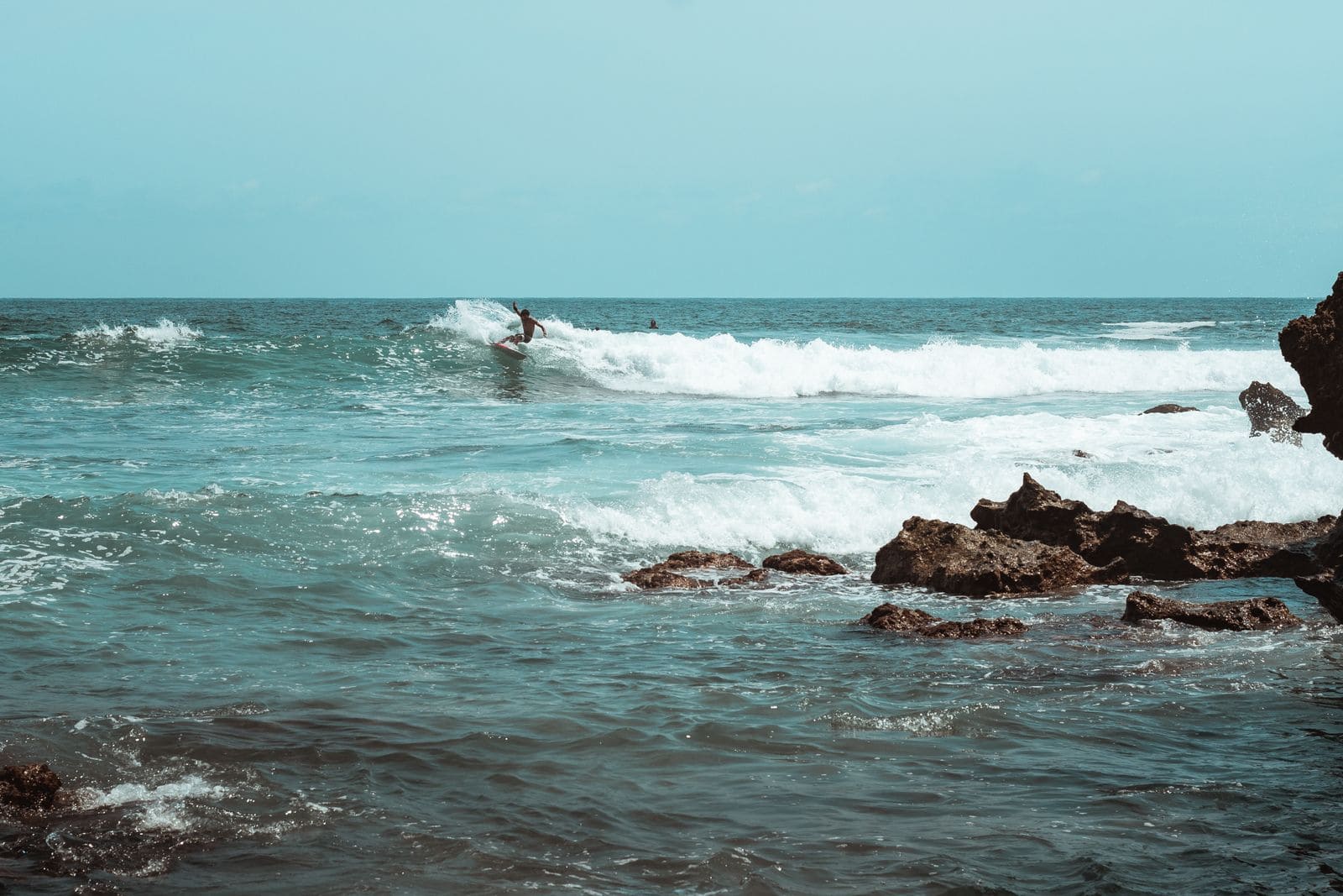 Când să mergi în Mexic: vremea lună de lună, uragane și sargasse 2026 2 Surfer pe valuri în Puerto Escondido, la Pacific