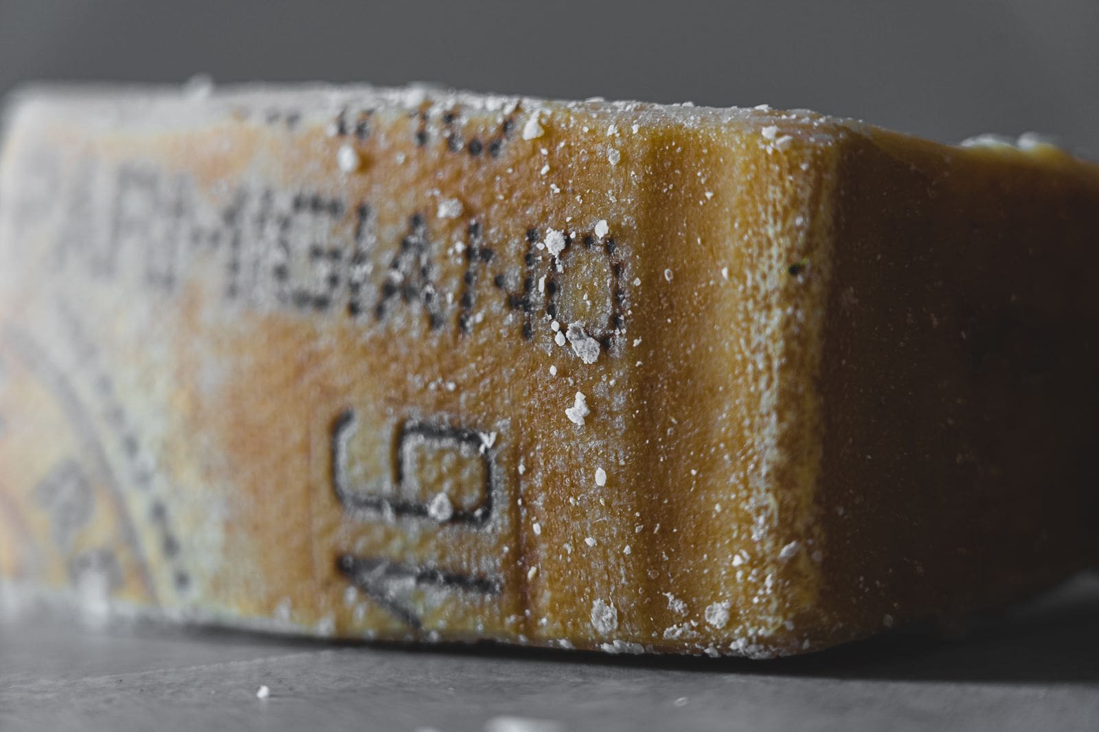 Bucătăria italiană: ce să guști regiune cu regiune (nu doar pizza) în 2026 6 Parmezan autentic Parmigiano Reggiano