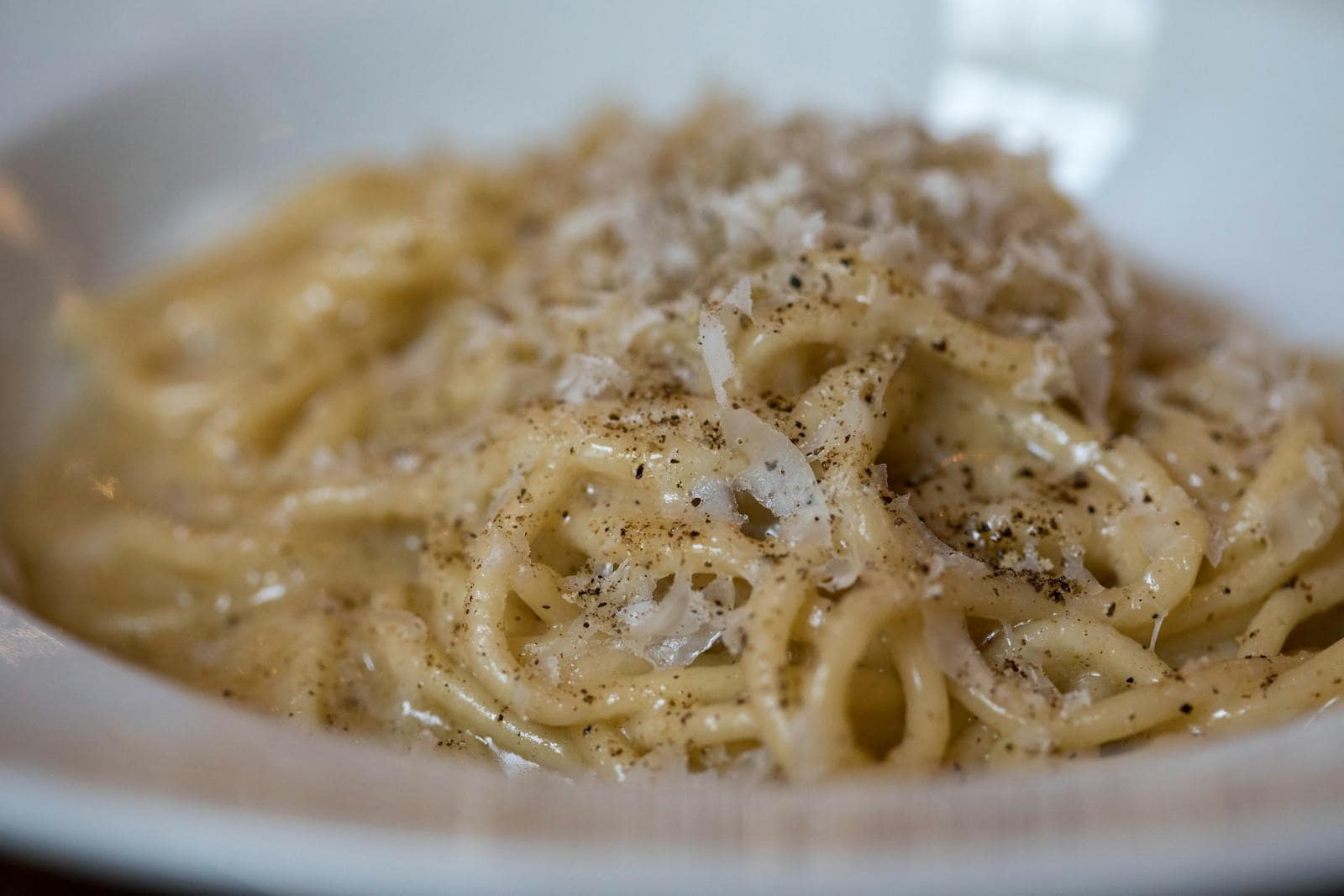 Bucătăria italiană: ce să guști regiune cu regiune (nu doar pizza) în 2026 9 Cacio e pepe – clasicul roman de paste
