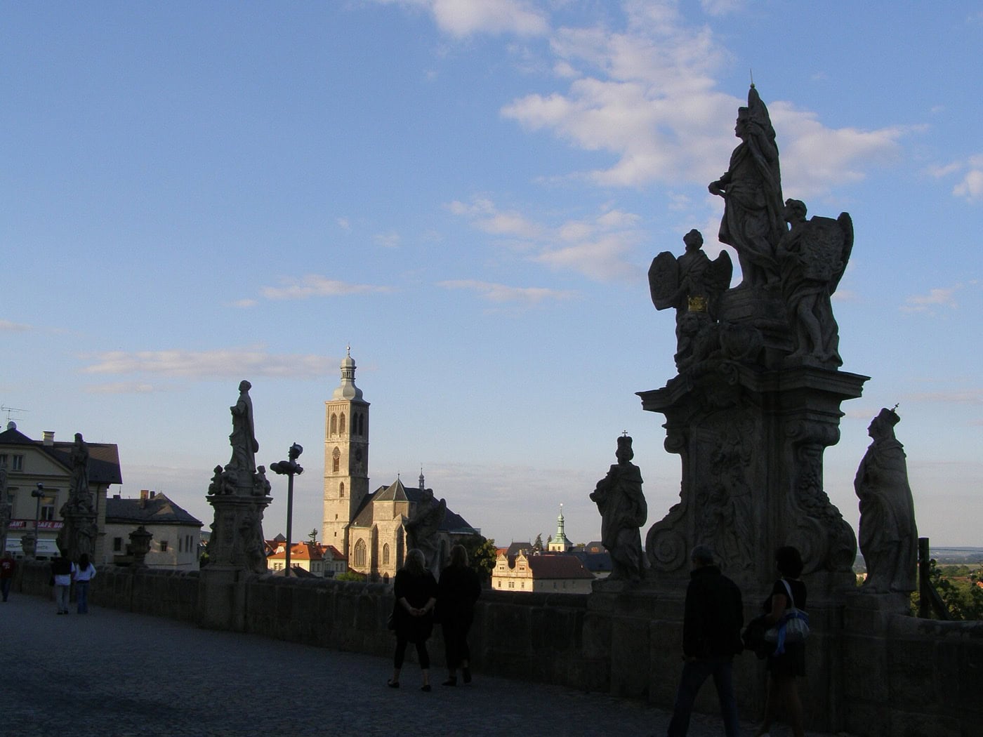 Ce să vezi în Kutná Hora: 10 idei pentru orașul argintului UNESCO în 2026 4 Strada Barborská cu statui baroce, Podul Carol al orașului Kutná Hora