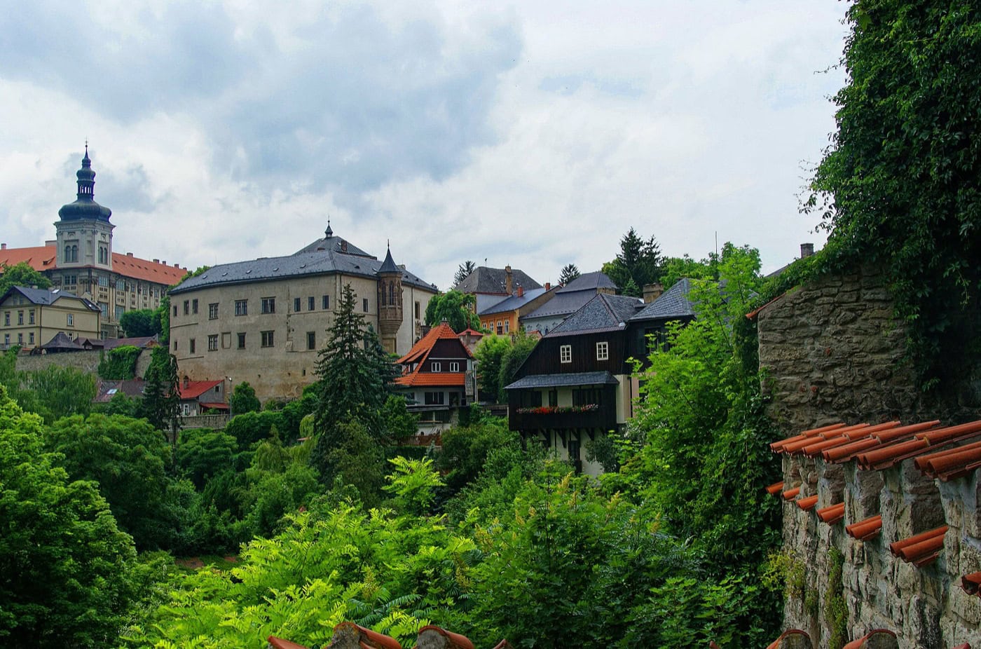 Ce să vezi în Kutná Hora: 10 idei pentru orașul argintului UNESCO în 2026 1 Panorama orașului Kutná Hora cu Hrádek și colegiul iezuit