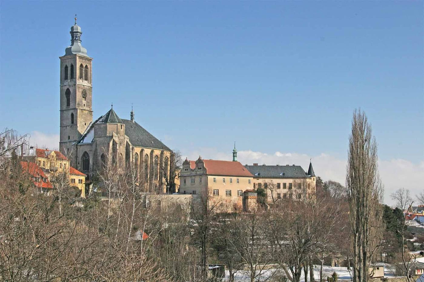 Ce să vezi în Kutná Hora: 10 idei pentru orașul argintului UNESCO în 2026 10 Turnul bisericii Sfântul Iacob deasupra acoperișurilor din Kutná Hora