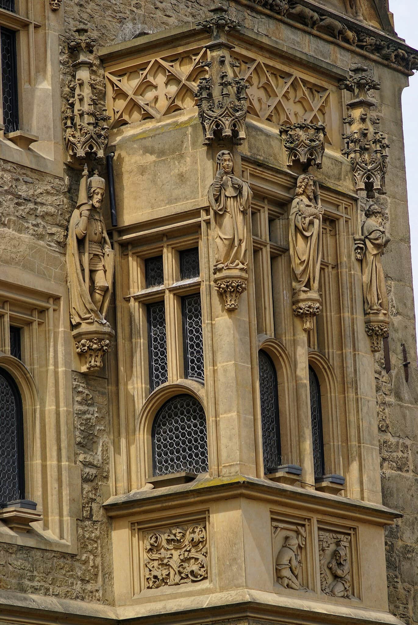 Ce să vezi în Kutná Hora: 10 idei pentru orașul argintului UNESCO în 2026 11 Casa de Piatră în stil gotic târziu, cu fronton decorat, în Kutná Hora