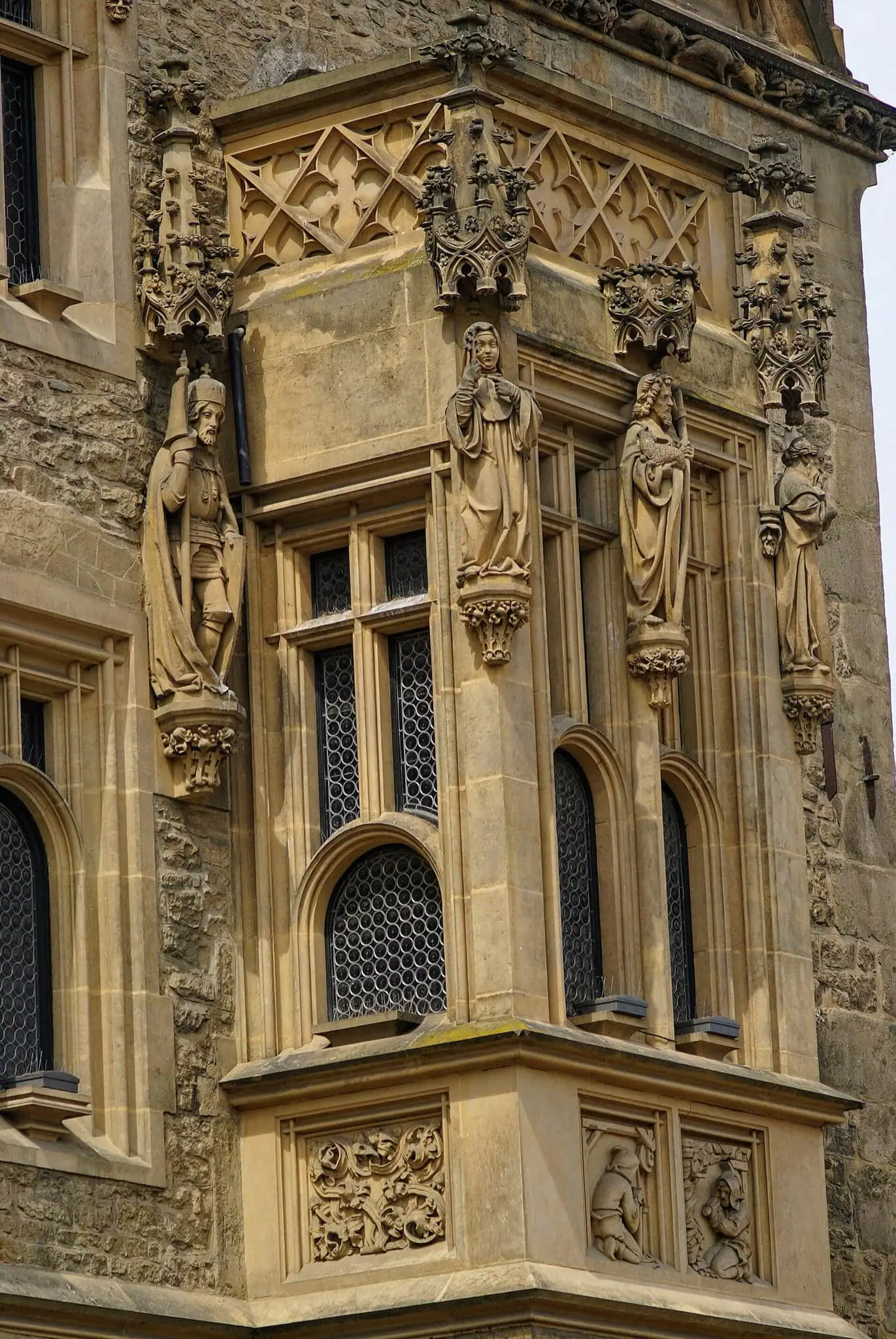 Cosa vedere a Kutná Hora: 10 consigli per la città argentea UNESCO nel 2026 11 La tardogotica Casa di Pietra con timpano decorato a Kutná Hora