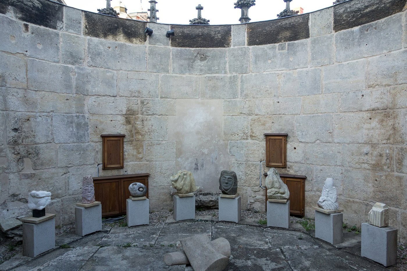 Ce să vezi în Kutná Hora: 10 idei pentru orașul argintului UNESCO în 2026 12 Fântâna de Piatră gotică târzie, cu douăsprezece laturi, din Kutná Hora
