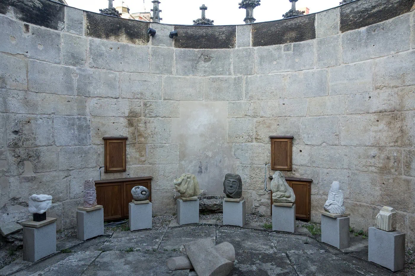 Cosa vedere a Kutná Hora: 10 consigli per la città argentea UNESCO nel 2026 12 La tardogotica Fontana di Pietra dodecagonale a Kutná Hora