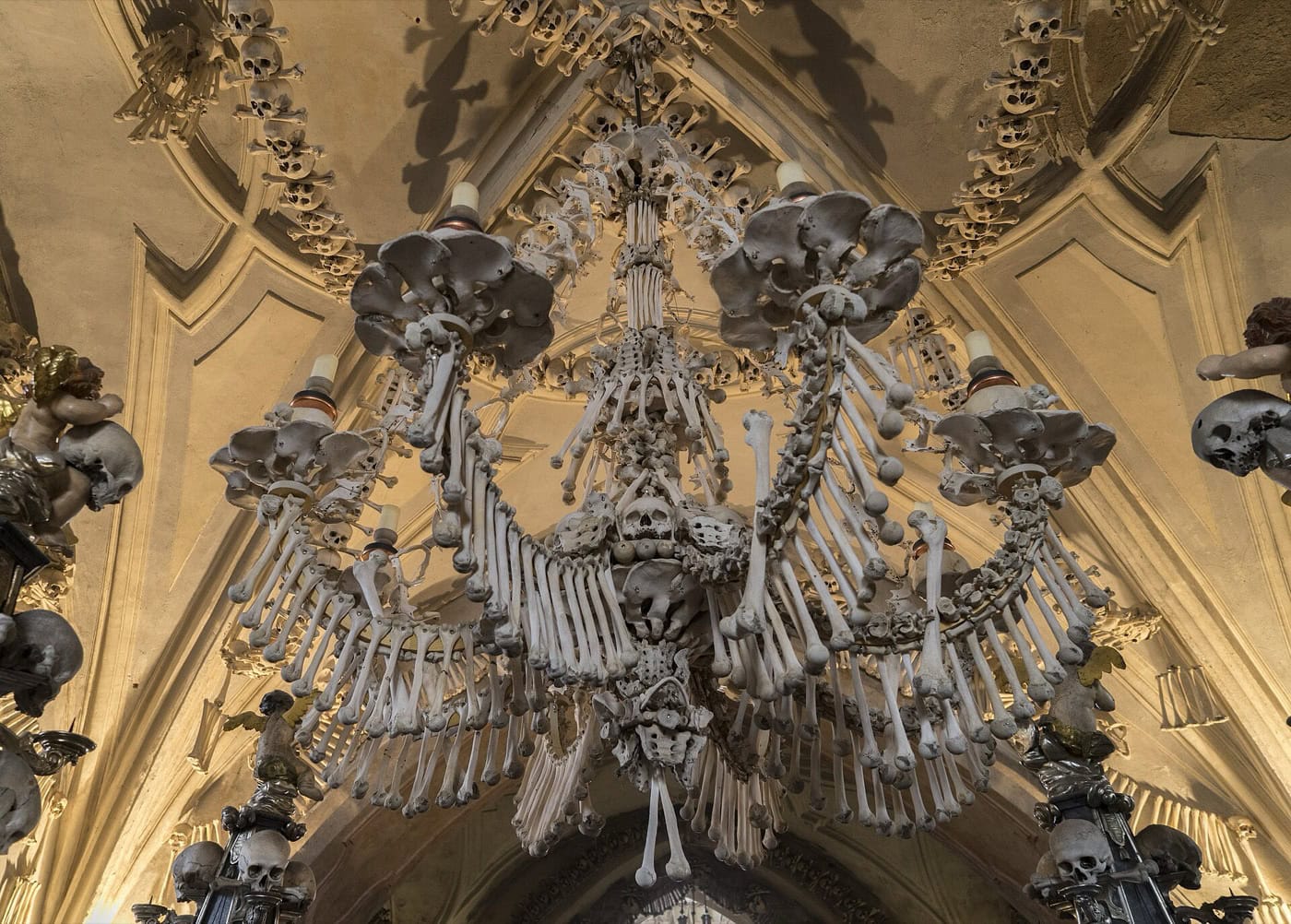 Ce să vezi în Kutná Hora: 10 idei pentru orașul argintului UNESCO în 2026 5 Candelabru din oase umane în osuarul din Sedlec, lângă Kutná Hora
